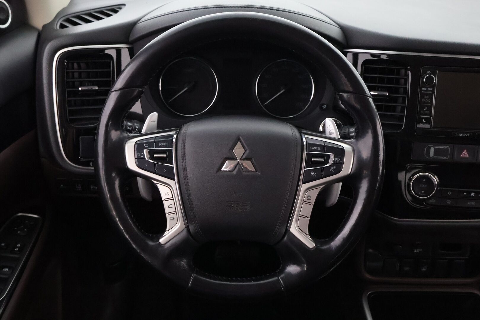 Mitsubishi OUTLANDER PHEV 2016 Instyle Business 4WD 5P - Adapt.Vakkari / 360-Kamera / Vetokoukku / Nahkasisusta / LED / KeylessGo / Navi / Juuri tullut Tampereelle!