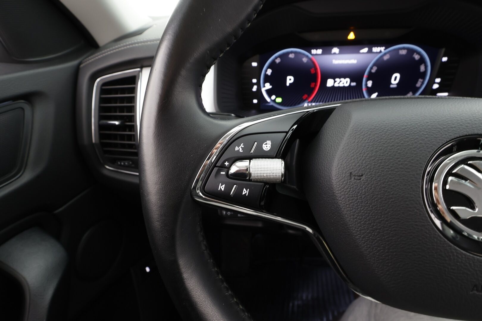 Skoda Kodiaq 2022 2.0 TDI 150 Ambition DSG 7-P * Webasto / ACC / LED / P.Kamera / Smartlink / Keyless * - 1-om Suomi-auto / Kahdet renkaat aluvanteilla / Merkkihuollot - HULLUT AVAJAISHULINAT KORKOTARJOUS 3,29 %