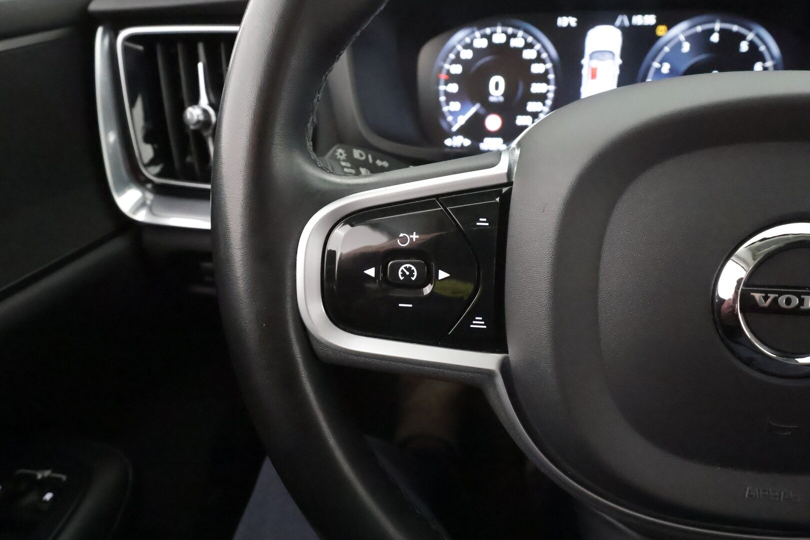 Volvo V60 Cross Country 2022 B5 AWD MHEV Business Edition aut * Adapt.vakkari / Webasto / Full LED / P.kamera / Apple&Android / Koukku *