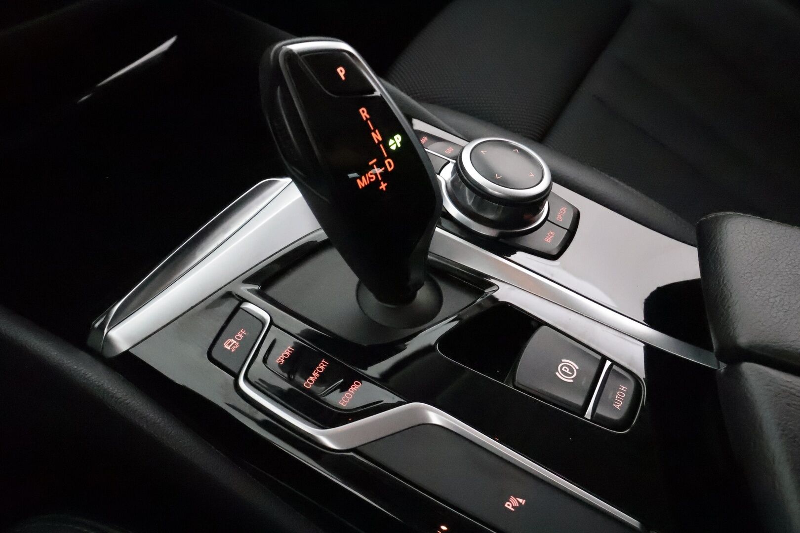 BMW 520 2018 G31 Touring 520i A Sportline **Vakkari / P.tutkat / Sporttipenkit / Hifit / LED / Navi / Digimittaristo** - Kahdet renkaat aluvanteilla 