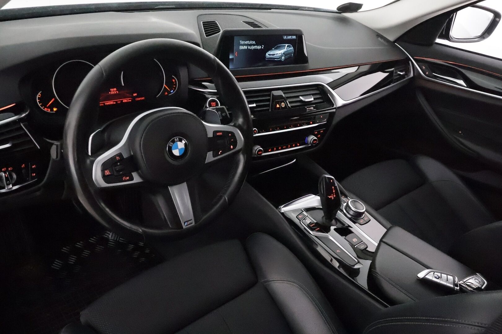 BMW 520 2018 G31 Touring 520i A Sportline **Vakkari / P.tutkat / Sporttipenkit / Hifit / LED / Navi / Digimittaristo** - Kahdet renkaat aluvanteilla 