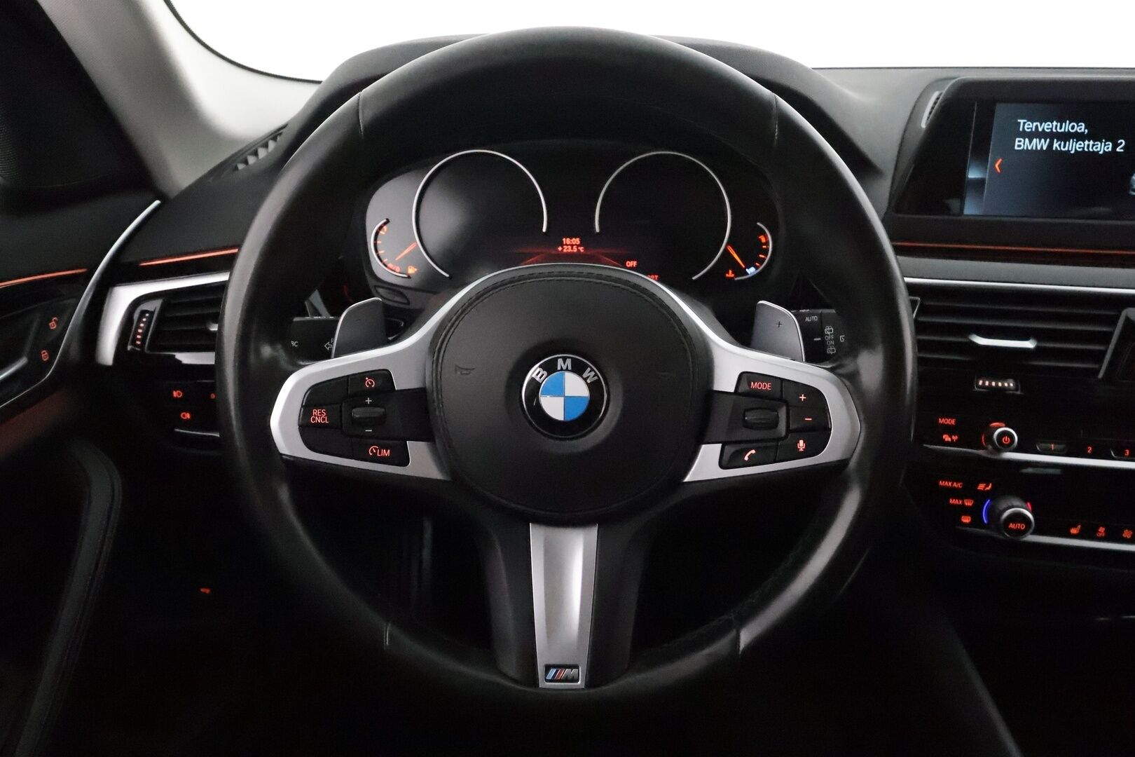 BMW 520 2018 G31 Touring 520i A Sportline **Vakkari / P.tutkat / Sporttipenkit / Hifit / LED / Navi / Digimittaristo** - Kahdet renkaat aluvanteilla 