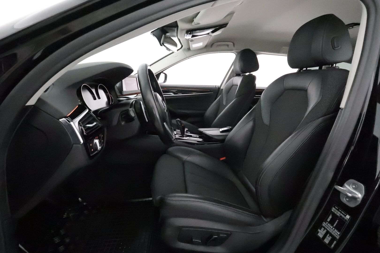 BMW 520 2018 G31 Touring 520i A Sportline **Vakkari / P.tutkat / Sporttipenkit / Hifit / LED / Navi / Digimittaristo** - Kahdet renkaat aluvanteilla 