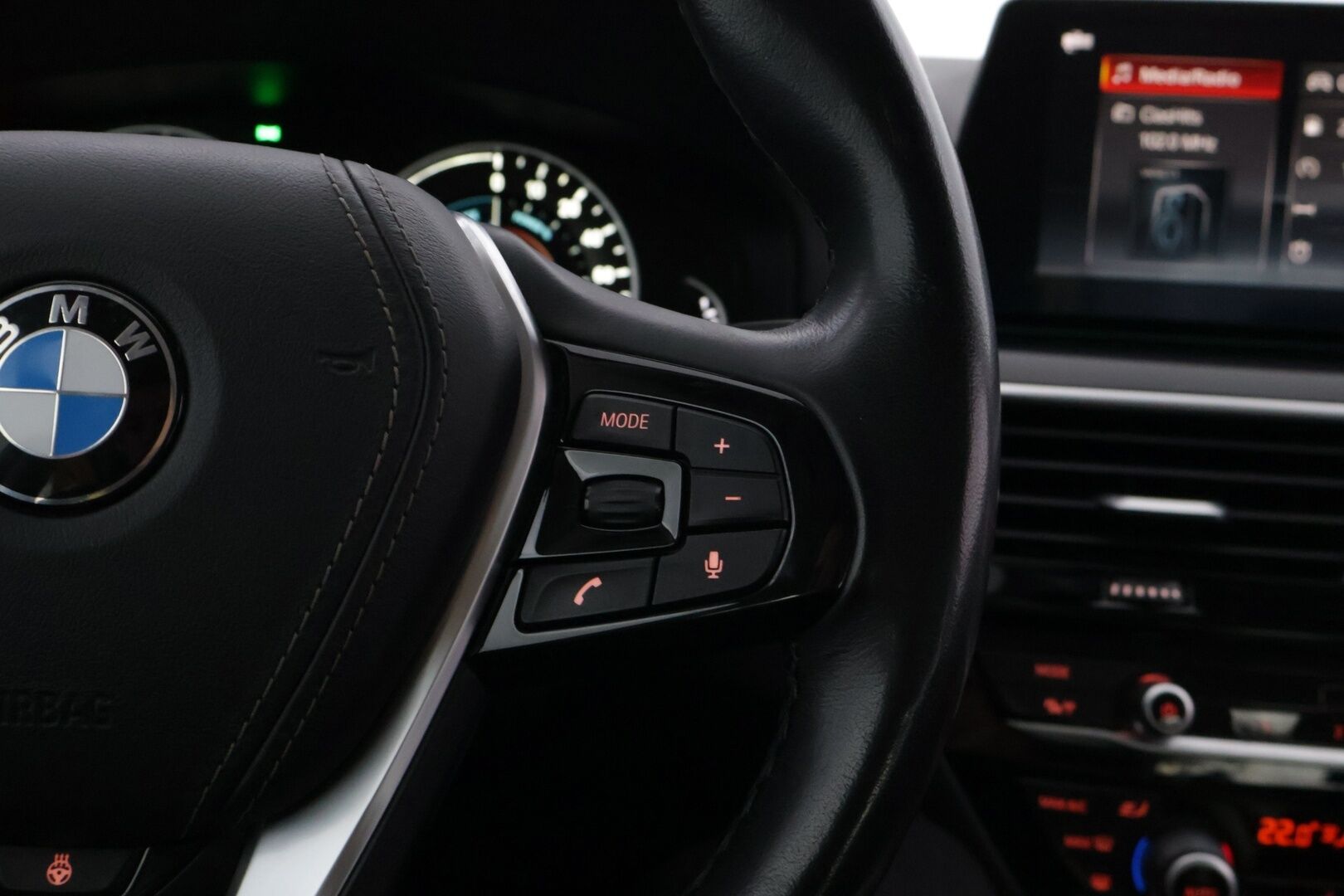 BMW 530 2019 iPerformance Sedan *Sporttipenkit / Digimittaristo / Led-ajovalot / Puolinahat / Ratinlämmitin / P.kamera* - Juuri huollettu! / Taloudellinen