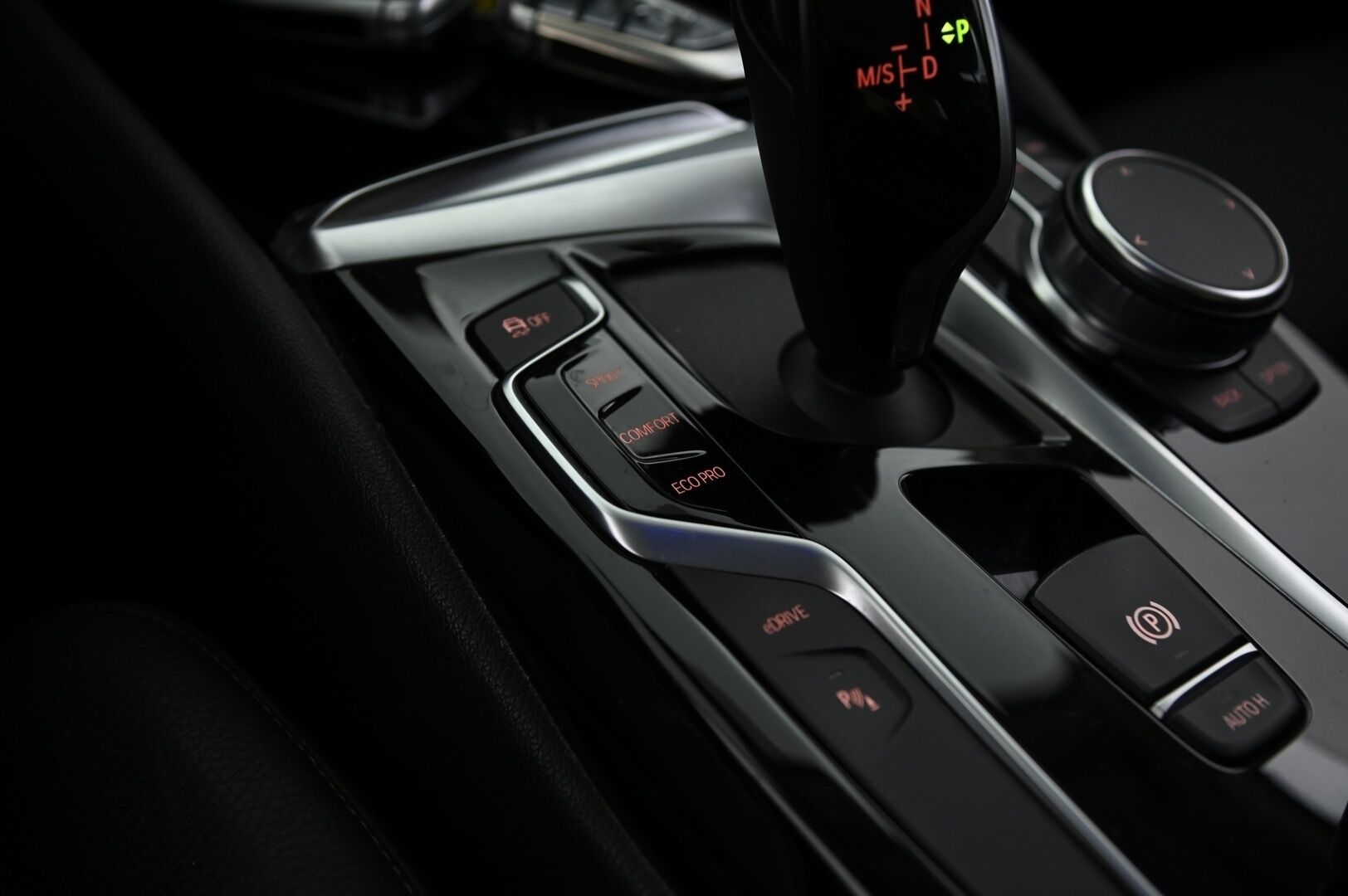 BMW 530 2019 iPerformance Sedan *Sporttipenkit / Digimittaristo / Led-ajovalot / Puolinahat / Ratinlämmitin / P.kamera* - Juuri huollettu! / Taloudellinen