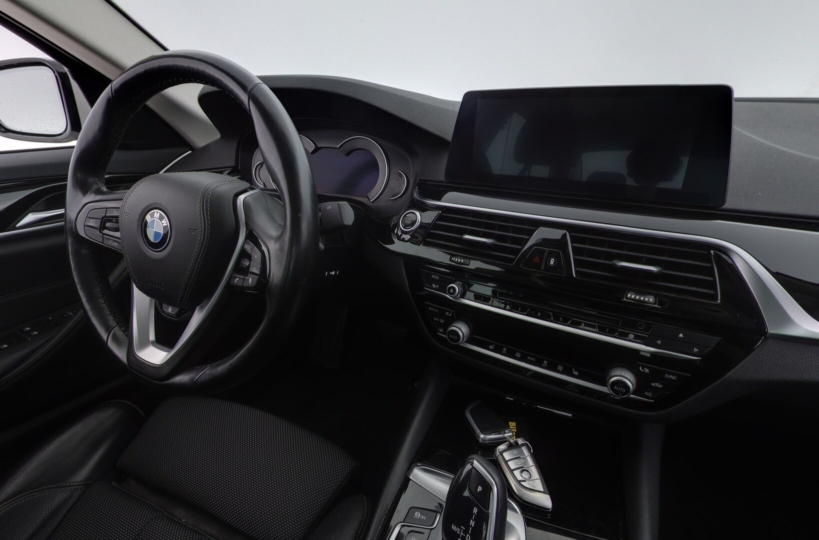BMW 530 2019 iPerformance Sedan *Sporttipenkit / Digimittaristo / Led-ajovalot / Puolinahat / Ratinlämmitin / P.kamera* - Juuri huollettu! / Taloudellinen