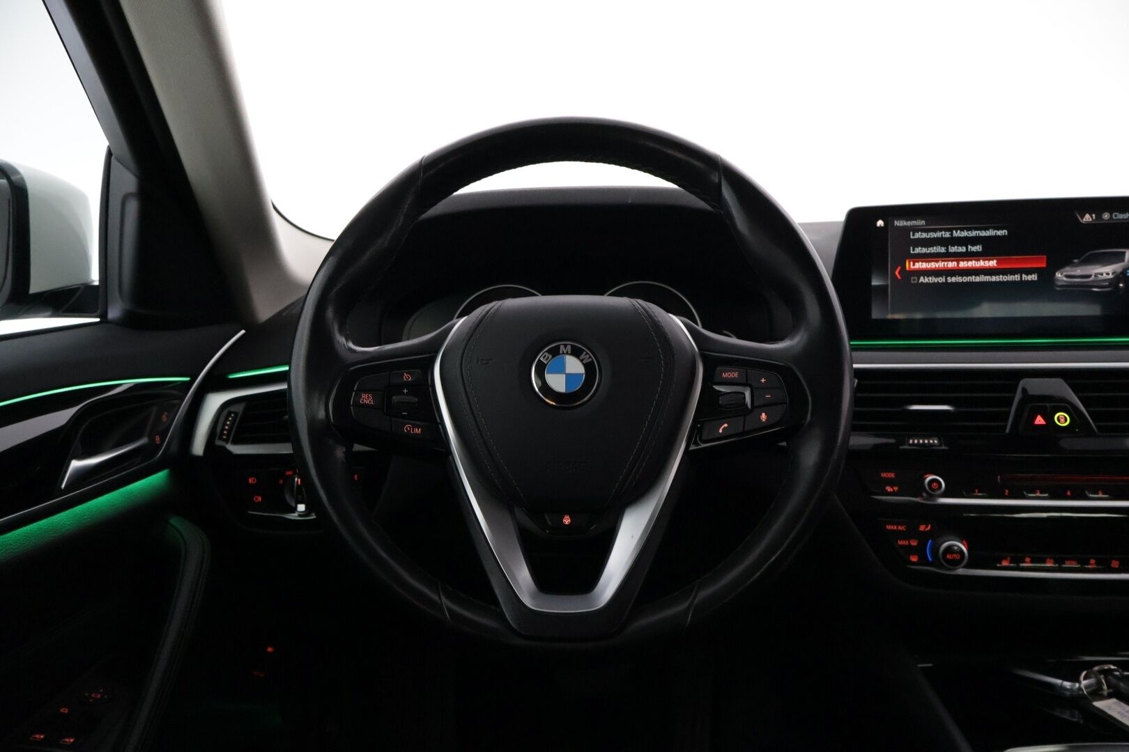 BMW 530 2019 iPerformance Sedan *Sporttipenkit / Digimittaristo / Led-ajovalot / Puolinahat / Ratinlämmitin / P.kamera* - Juuri huollettu! / Taloudellinen