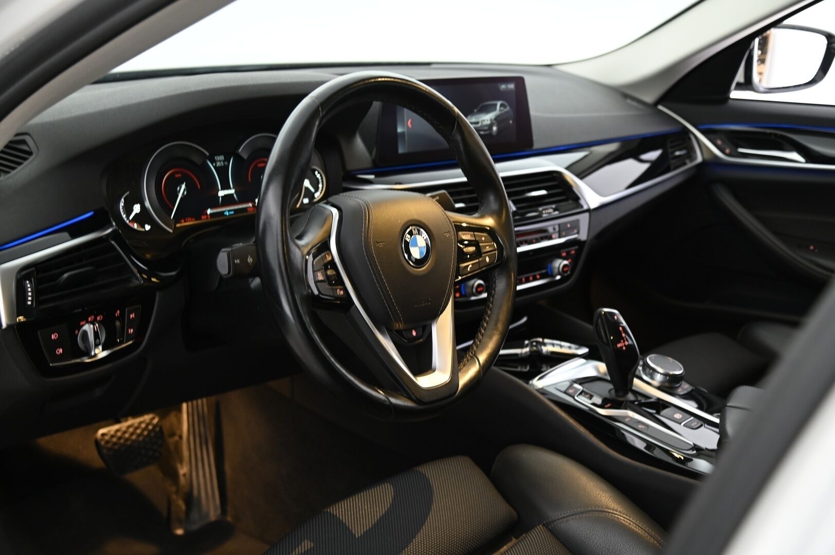BMW 530 2019 iPerformance Sedan *Sporttipenkit / Digimittaristo / Led-ajovalot / Puolinahat / Ratinlämmitin / P.kamera* - Juuri huollettu! / Taloudellinen
