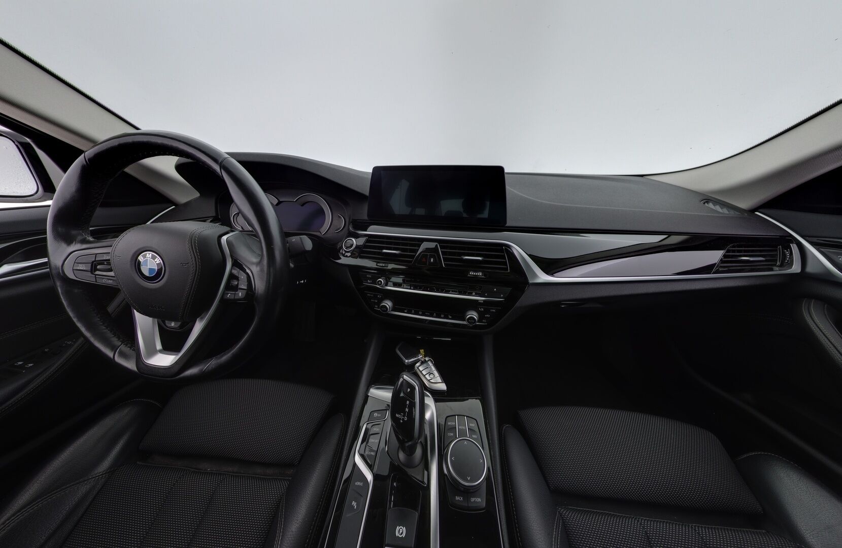BMW 530 2019 iPerformance Sedan *Sporttipenkit / Digimittaristo / Led-ajovalot / Puolinahat / Ratinlämmitin / P.kamera* - Juuri huollettu! / Taloudellinen