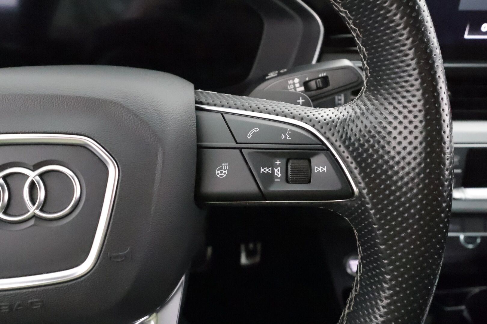 Audi A4 2022 40TDI 150kW Business Advanced * ACC / P.kamera / Matrix LED / Koukku / Webasto / Hierovat penkit * - 1.Om Suomi-auto / Kahdet renkaat aluvanteilla / Huippuvarusteet - HULLUT BLACKWEEK JATKOT - KORKOTARJOUS 2,49%