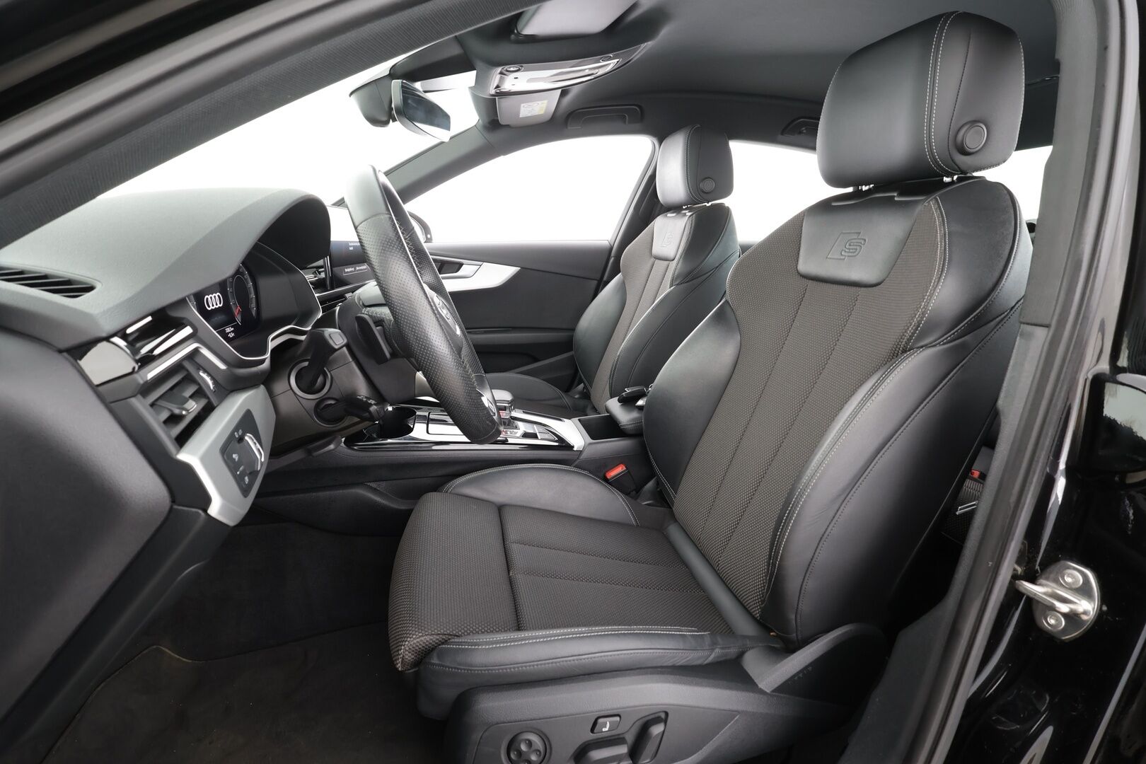 Audi A4 2022 40TDI 150kW Business Advanced * ACC / P.kamera / Matrix LED / Koukku / Webasto / Hierovat penkit * - S-line sisäpaketti / 1.Om Suomi-auto / Kahdet renkaat aluvanteilla / Huippuvarusteet