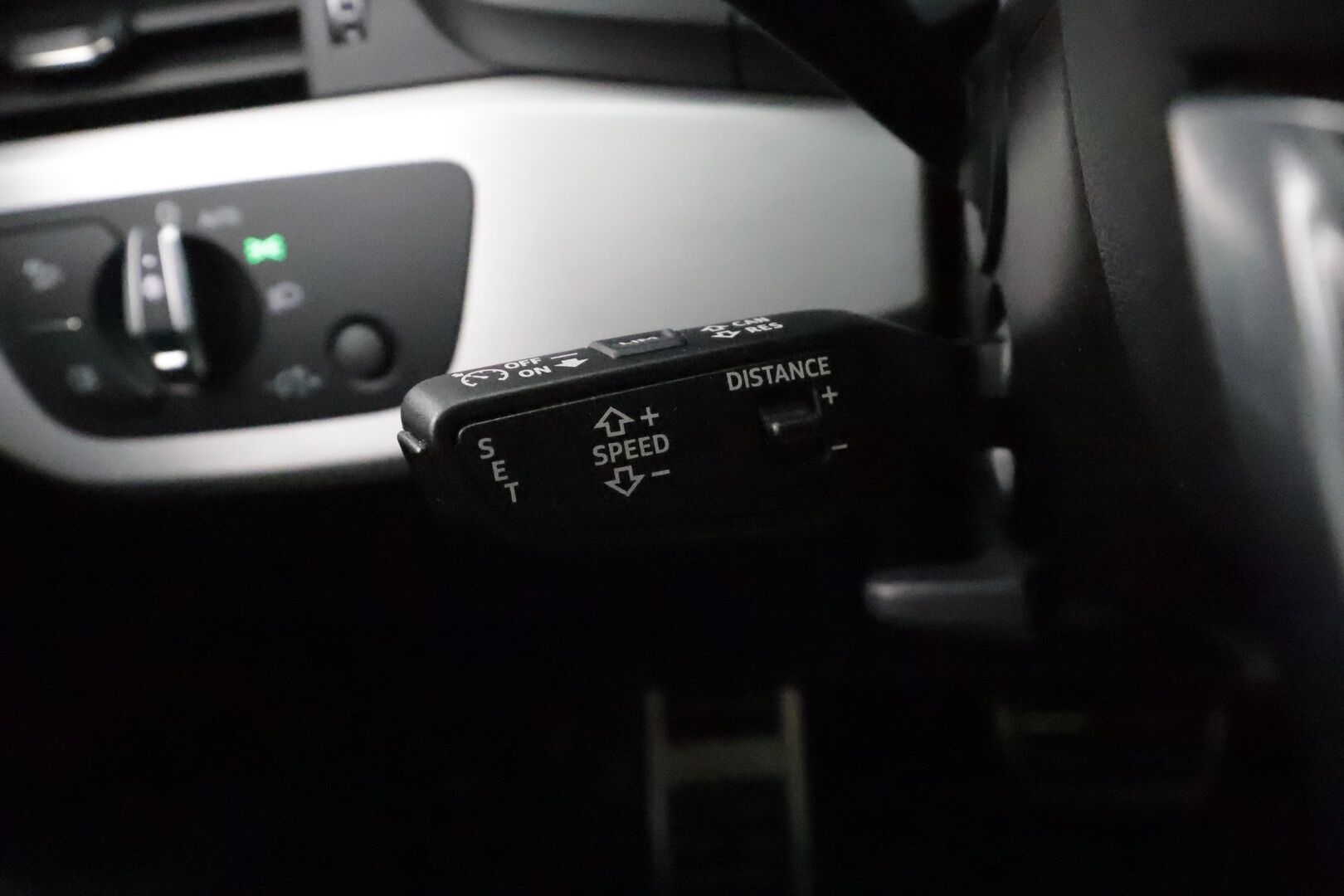 Audi A4 2022 40TDI 150kW Business Advanced * ACC / P.kamera / Matrix LED / Koukku / Webasto / Hierovat penkit * - S-line sisäpaketti / 1.Om Suomi-auto / Kahdet renkaat aluvanteilla / Huippuvarusteet