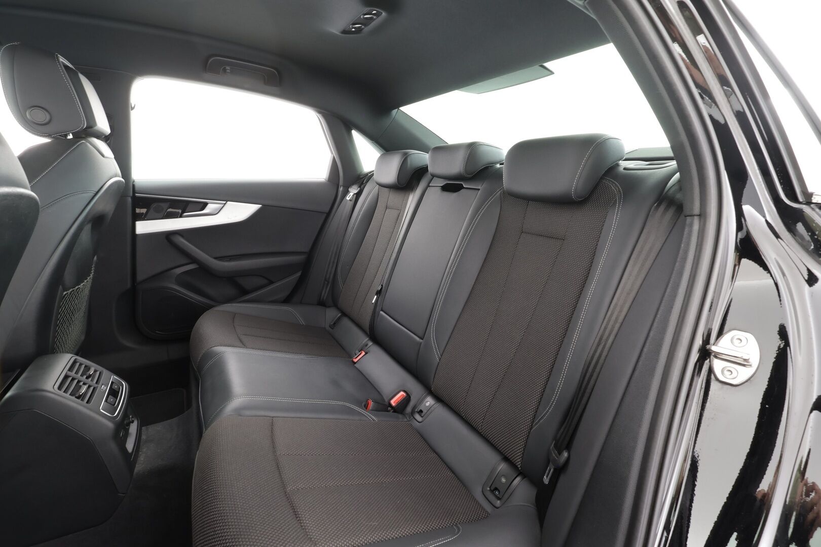 Audi A4 2022 40TDI 150kW Business Advanced * ACC / P.kamera / Matrix LED / Koukku / Webasto / Hierovat penkit * - 1.Om Suomi-auto / Kahdet renkaat aluvanteilla / Huippuvarusteet - HULLUT BLACKWEEK JATKOT - KORKOTARJOUS 2,49%