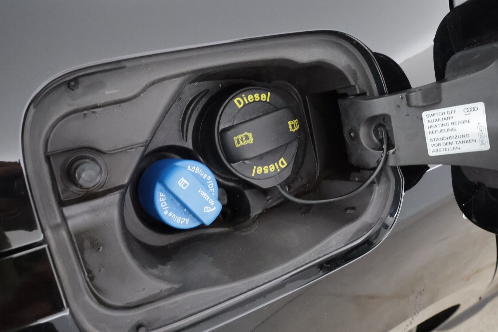 Audi A4 2022 40TDI 150kW Business Advanced * ACC / P.kamera / Matrix LED / Koukku / Webasto / Hierovat penkit * - S-line sisäpaketti / 1.Om Suomi-auto / Kahdet renkaat aluvanteilla / Huippuvarusteet