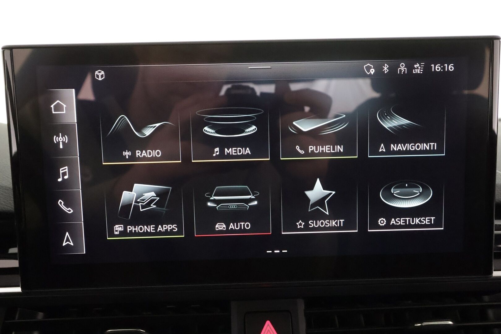 Audi A4 2022 40TDI 150kW Business Advanced * ACC / P.kamera / Matrix LED / Koukku / Webasto / Hierovat penkit * - 1.Om Suomi-auto / Kahdet renkaat aluvanteilla / Huippuvarusteet - HULLUT BLACKWEEK JATKOT - KORKOTARJOUS 2,49%