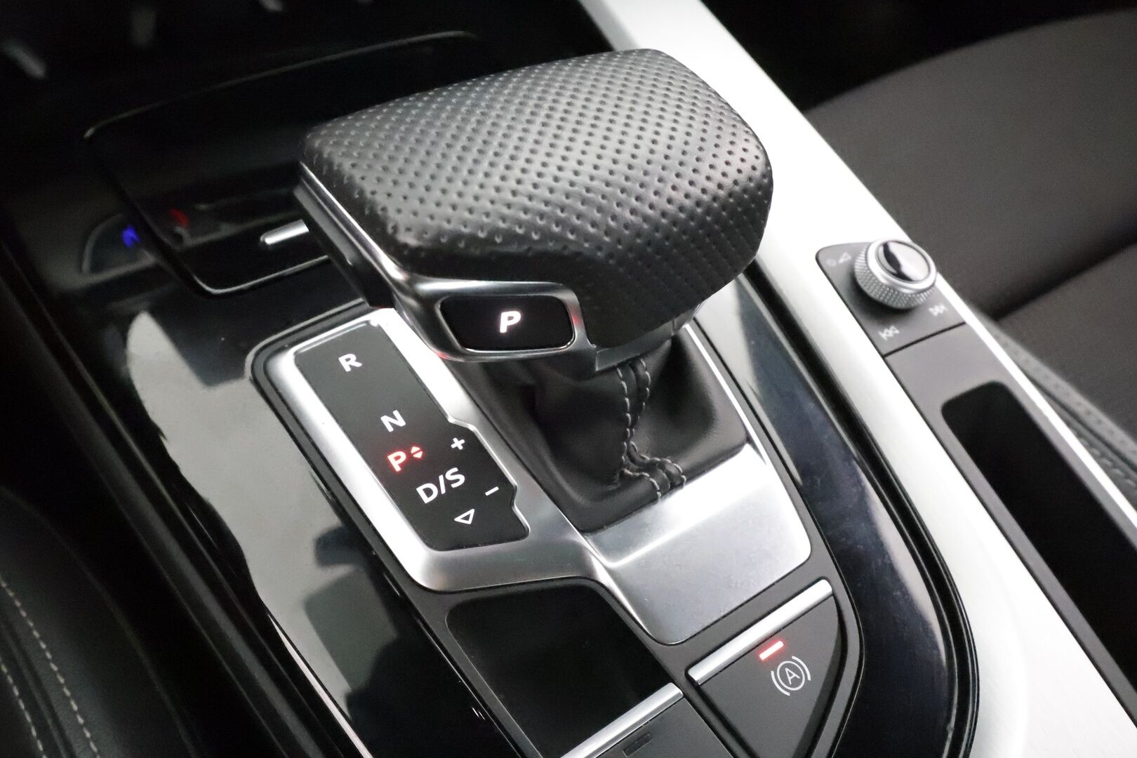 Audi A4 2022 40TDI 150kW Business Advanced * ACC / P.kamera / Matrix LED / Koukku / Webasto / Hierovat penkit * - 1.Om Suomi-auto / Kahdet renkaat aluvanteilla / Huippuvarusteet - HULLUT BLACKWEEK JATKOT - KORKOTARJOUS 2,49%