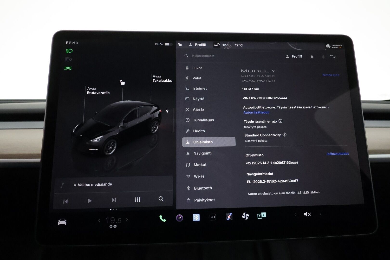 Tesla Model Y 2022 Long Range **FSD / Koukku / Lämpöpumppu / Matrix LED / Lasikatto / Premium Audio / P.kamera** - 3,99 % KORKOTARJOUS TÄHÄN AUTOON - 1-om. Suomi-auto / Kahdet renkaat vanteilla
