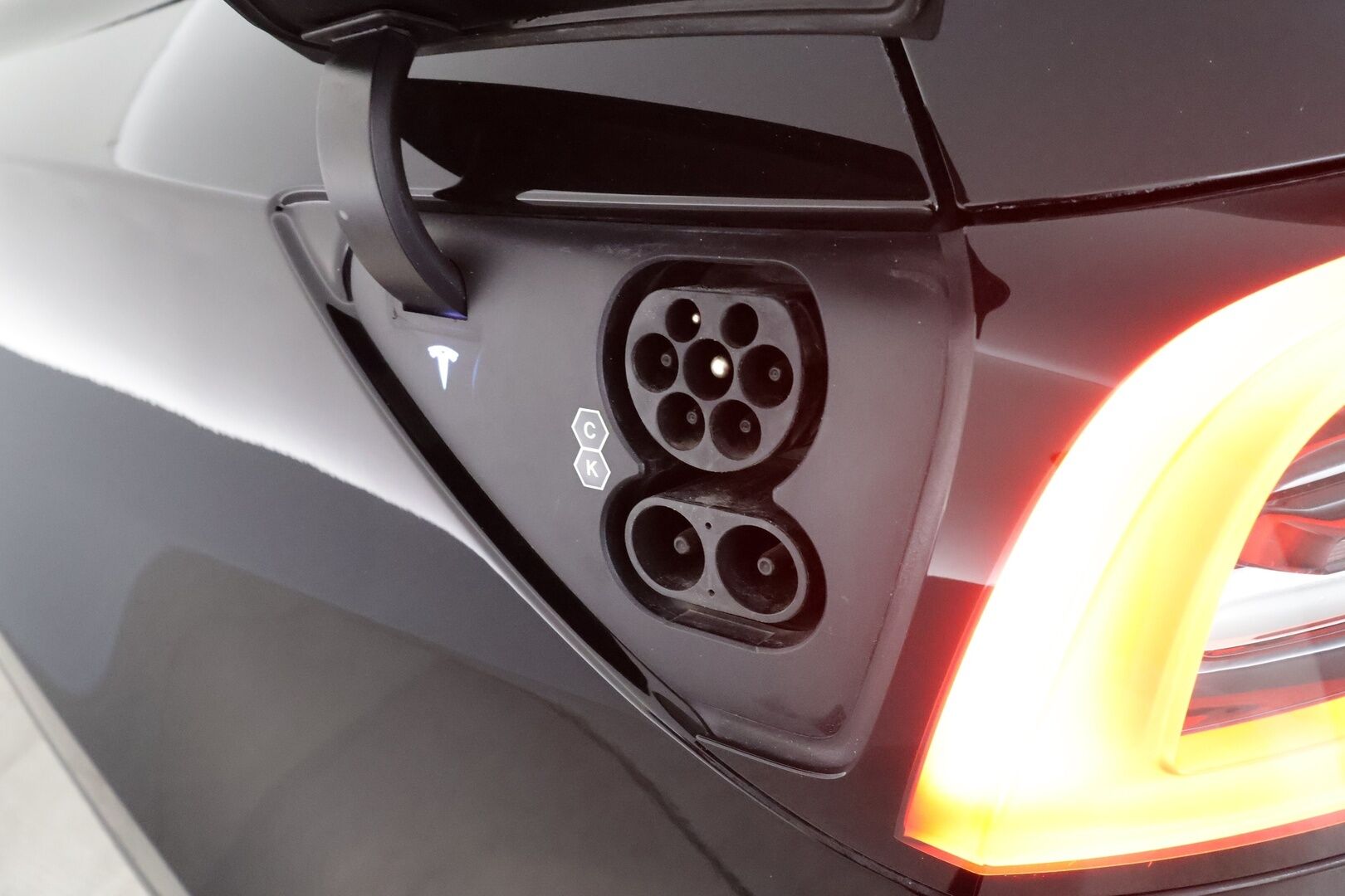 Tesla Model Y 2022 Long Range **FSD / Koukku / Lämpöpumppu / Matrix LED / Lasikatto / Premium Audio / P.kamera** - 3,99 % KORKOTARJOUS TÄHÄN AUTOON - 1-om. Suomi-auto / Kahdet renkaat vanteilla