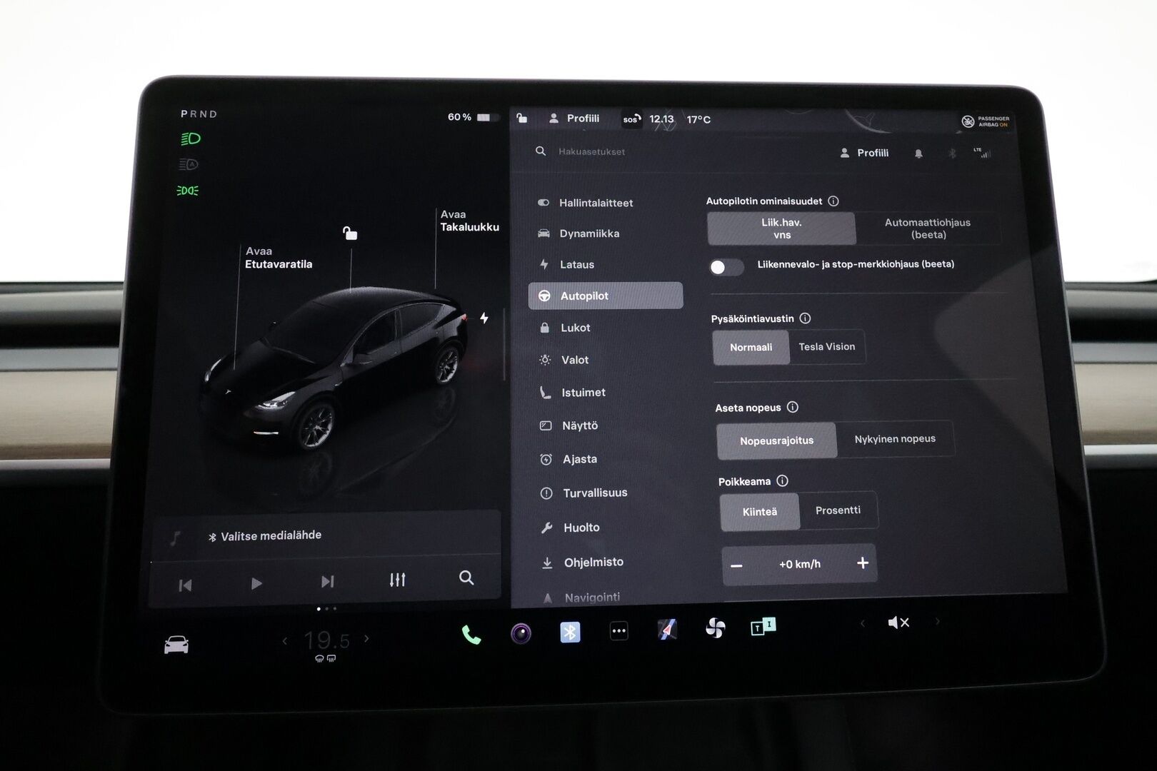 Tesla Model Y 2022 Long Range **FSD / Koukku / Lämpöpumppu / Matrix LED / Lasikatto / Premium Audio / P.kamera** - 3,99 % KORKOTARJOUS TÄHÄN AUTOON - 1-om. Suomi-auto / Kahdet renkaat vanteilla