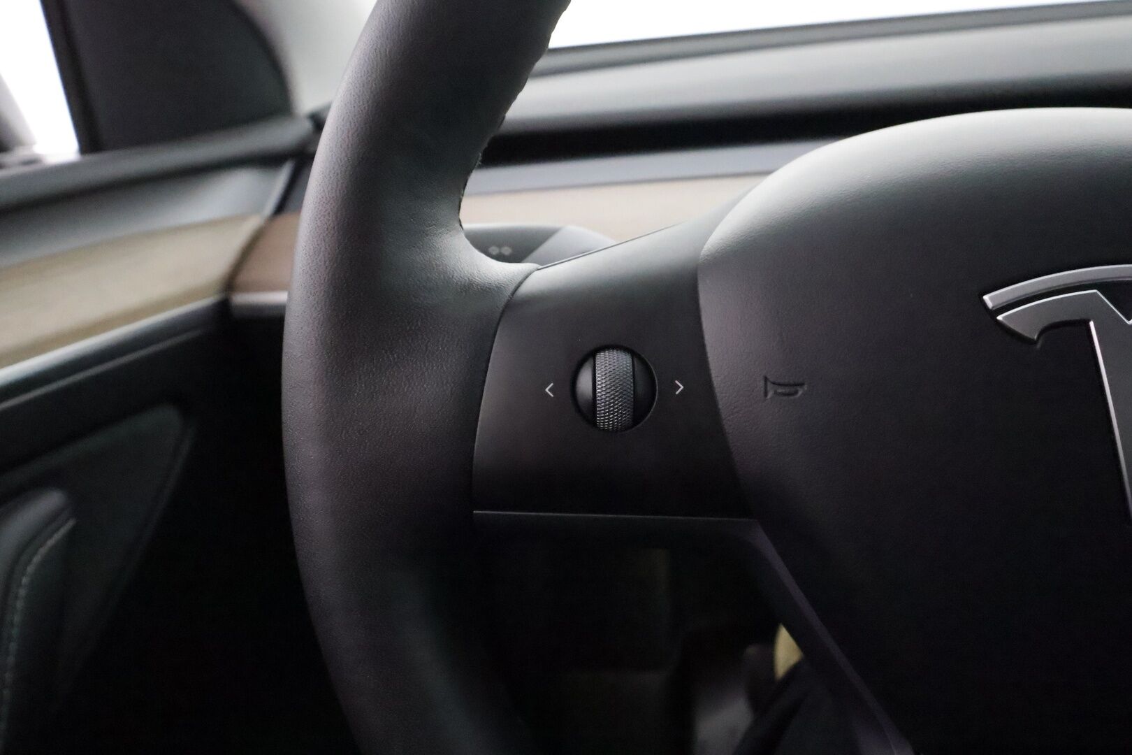 Tesla Model Y 2022 Long Range **FSD / Koukku / Lämpöpumppu / Matrix LED / Lasikatto / Premium Audio / P.kamera** - 3,99 % KORKOTARJOUS TÄHÄN AUTOON - 1-om. Suomi-auto / Kahdet renkaat vanteilla