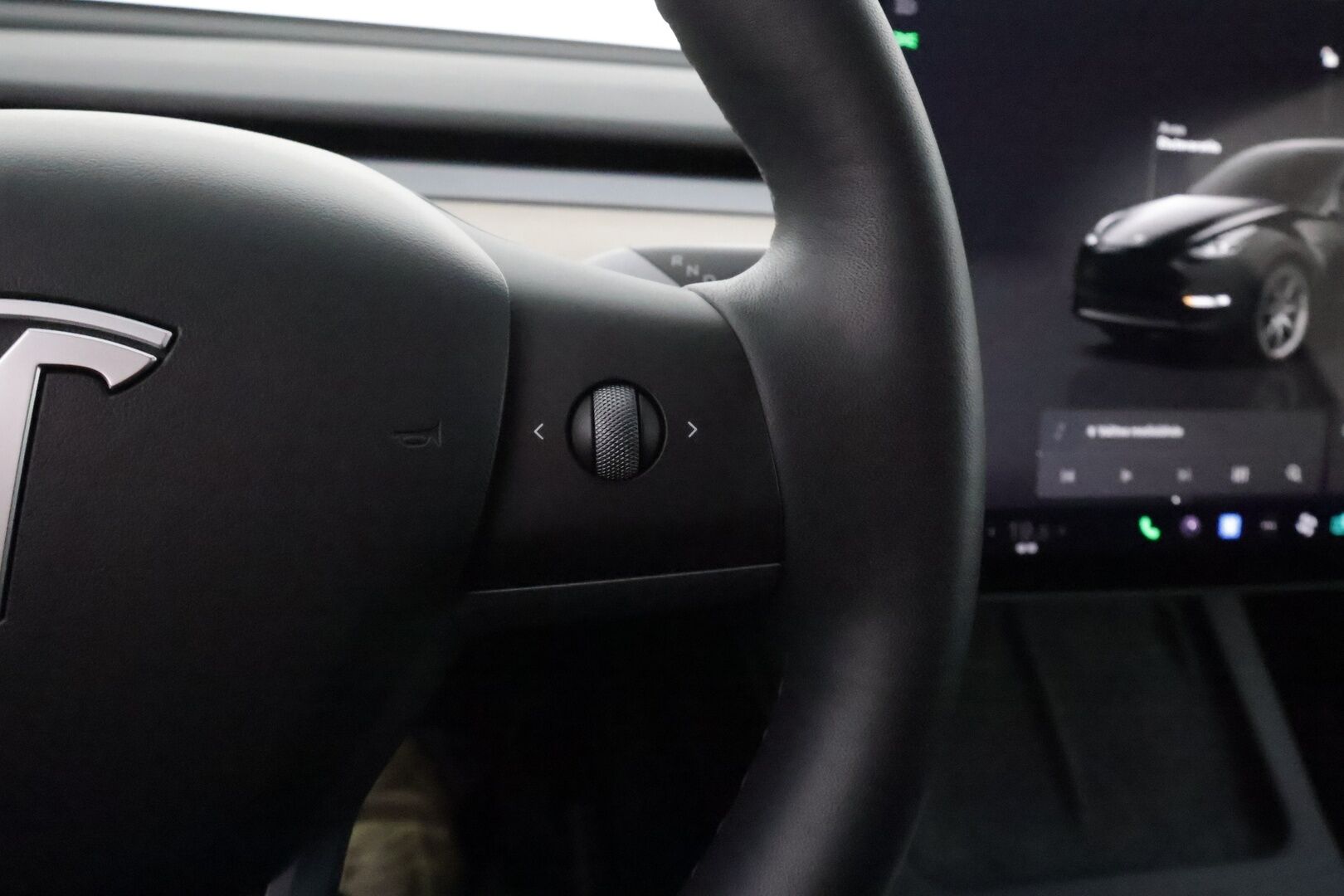 Tesla Model Y 2022 Long Range **FSD / Koukku / Lämpöpumppu / Matrix LED / Lasikatto / Premium Audio / P.kamera** - 3,99 % KORKOTARJOUS TÄHÄN AUTOON - 1-om. Suomi-auto / Kahdet renkaat vanteilla