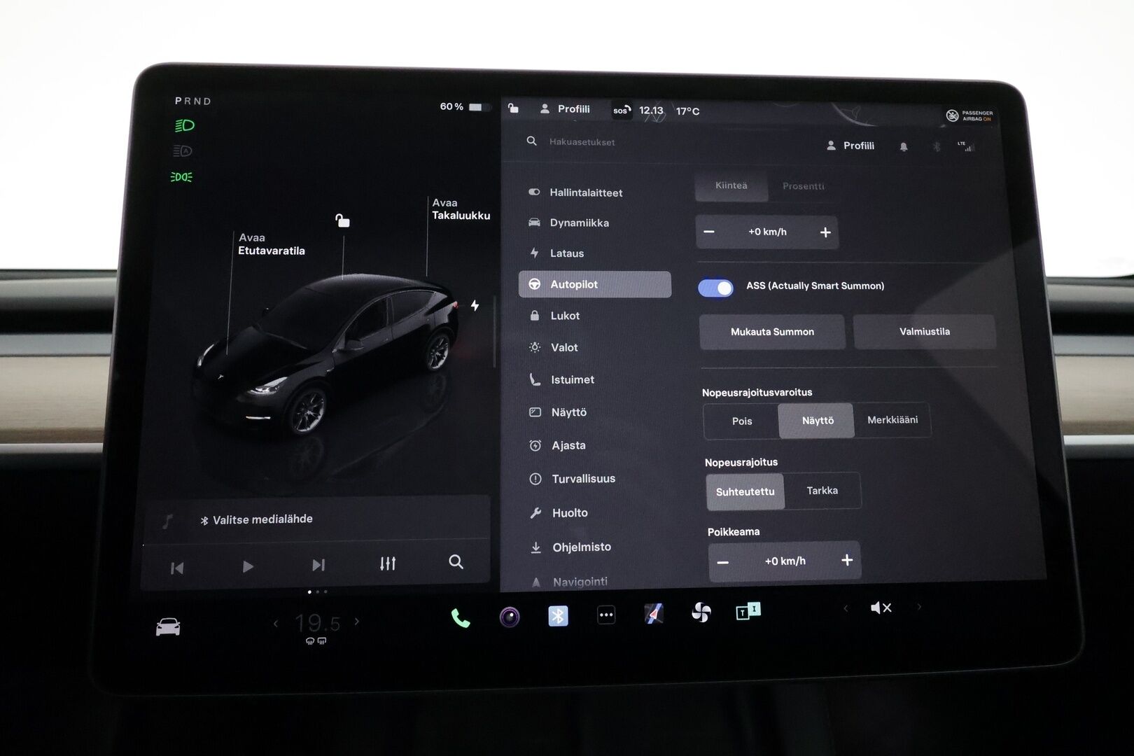 Tesla Model Y 2022 Long Range **FSD / Koukku / Lämpöpumppu / Matrix LED / Lasikatto / Premium Audio / P.kamera** - 3,99 % KORKOTARJOUS TÄHÄN AUTOON - 1-om. Suomi-auto / Kahdet renkaat vanteilla