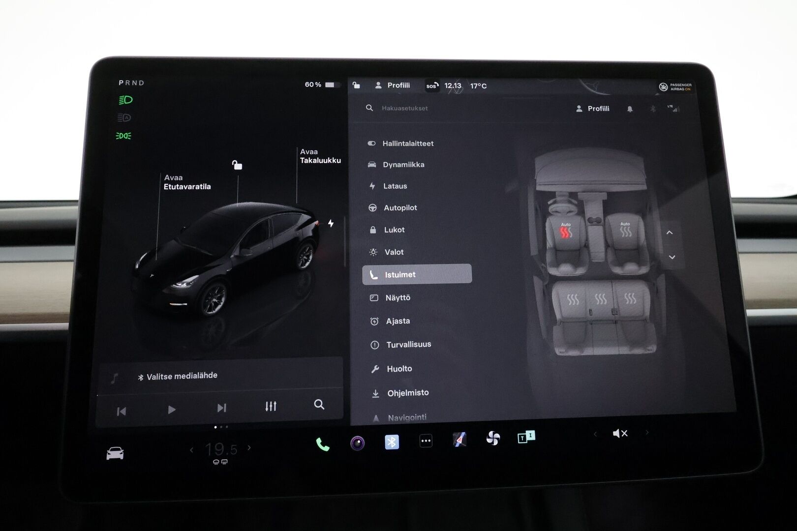Tesla Model Y 2022 Long Range **FSD / Koukku / Lämpöpumppu / Matrix LED / Lasikatto / Premium Audio / P.kamera** - 3,99 % KORKOTARJOUS TÄHÄN AUTOON - 1-om. Suomi-auto / Kahdet renkaat vanteilla