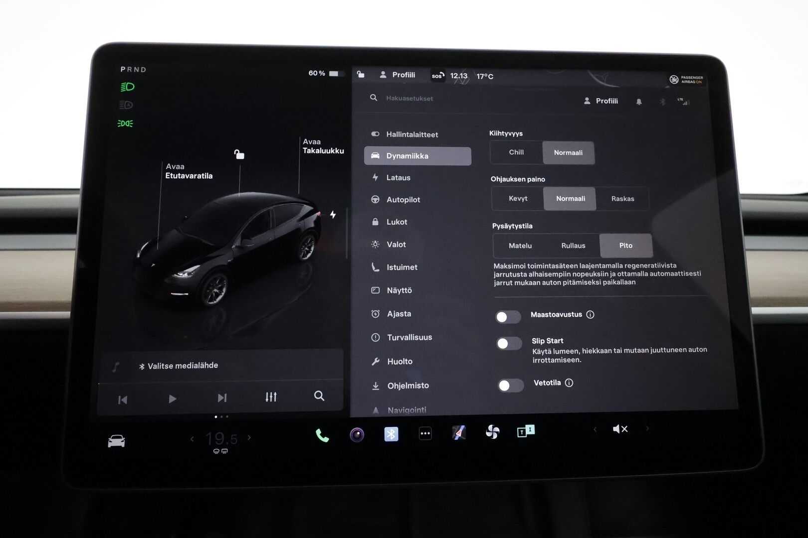 Tesla Model Y 2022 Long Range **FSD / Koukku / Lämpöpumppu / Matrix LED / Lasikatto / Premium Audio / P.kamera** - 3,99 % KORKOTARJOUS TÄHÄN AUTOON - 1-om. Suomi-auto / Kahdet renkaat vanteilla