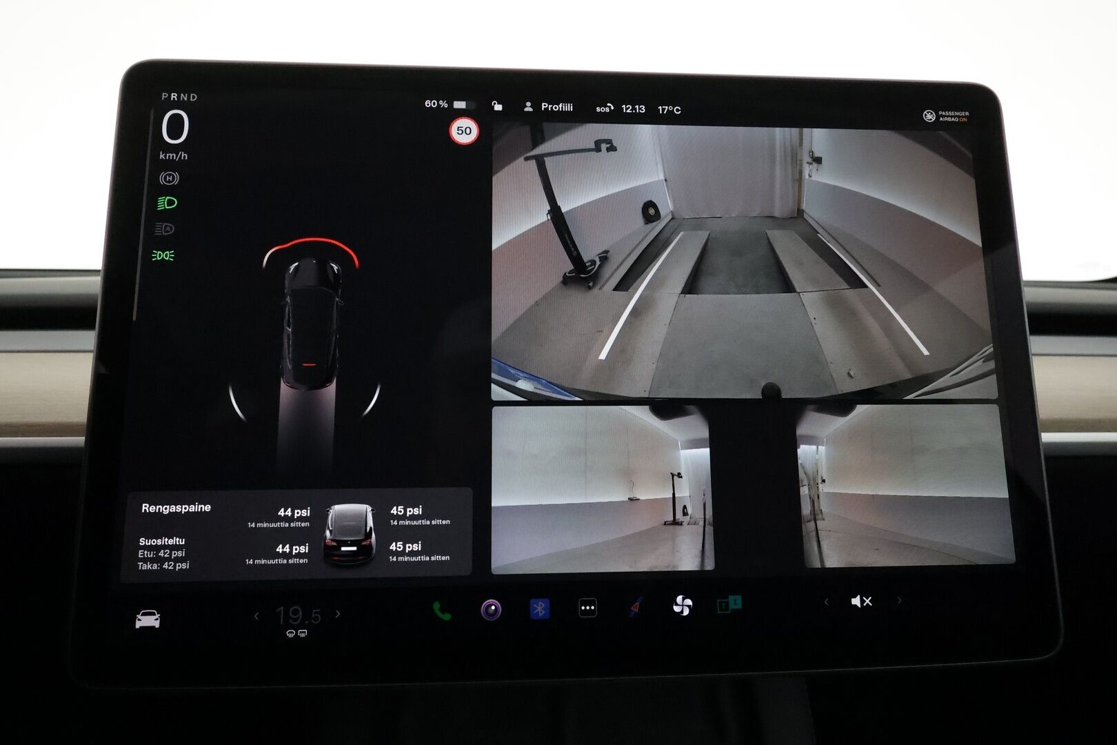 Tesla Model Y 2022 Long Range **FSD / Koukku / Lämpöpumppu / Matrix LED / Lasikatto / Premium Audio / P.kamera** - 3,99 % KORKOTARJOUS TÄHÄN AUTOON - 1-om. Suomi-auto / Kahdet renkaat vanteilla
