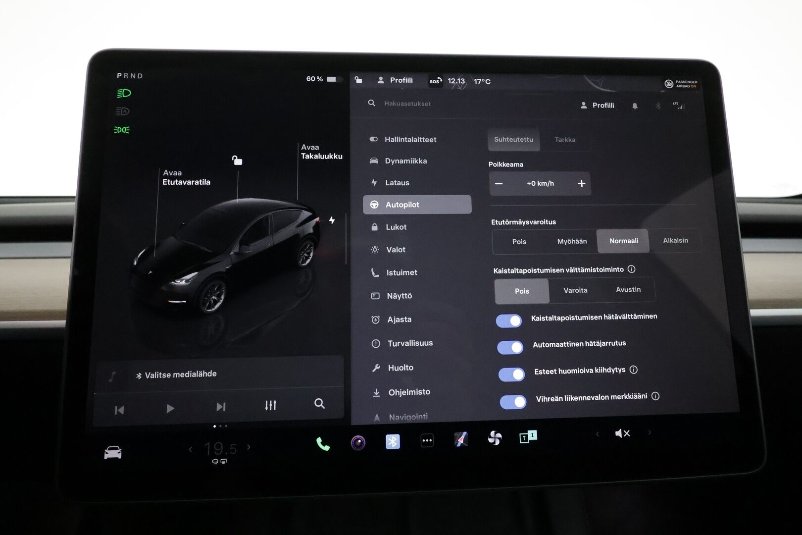 Tesla Model Y 2022 Long Range **FSD / Koukku / Lämpöpumppu / Matrix LED / Lasikatto / Premium Audio / P.kamera** - 3,99 % KORKOTARJOUS TÄHÄN AUTOON - 1-om. Suomi-auto / Kahdet renkaat vanteilla