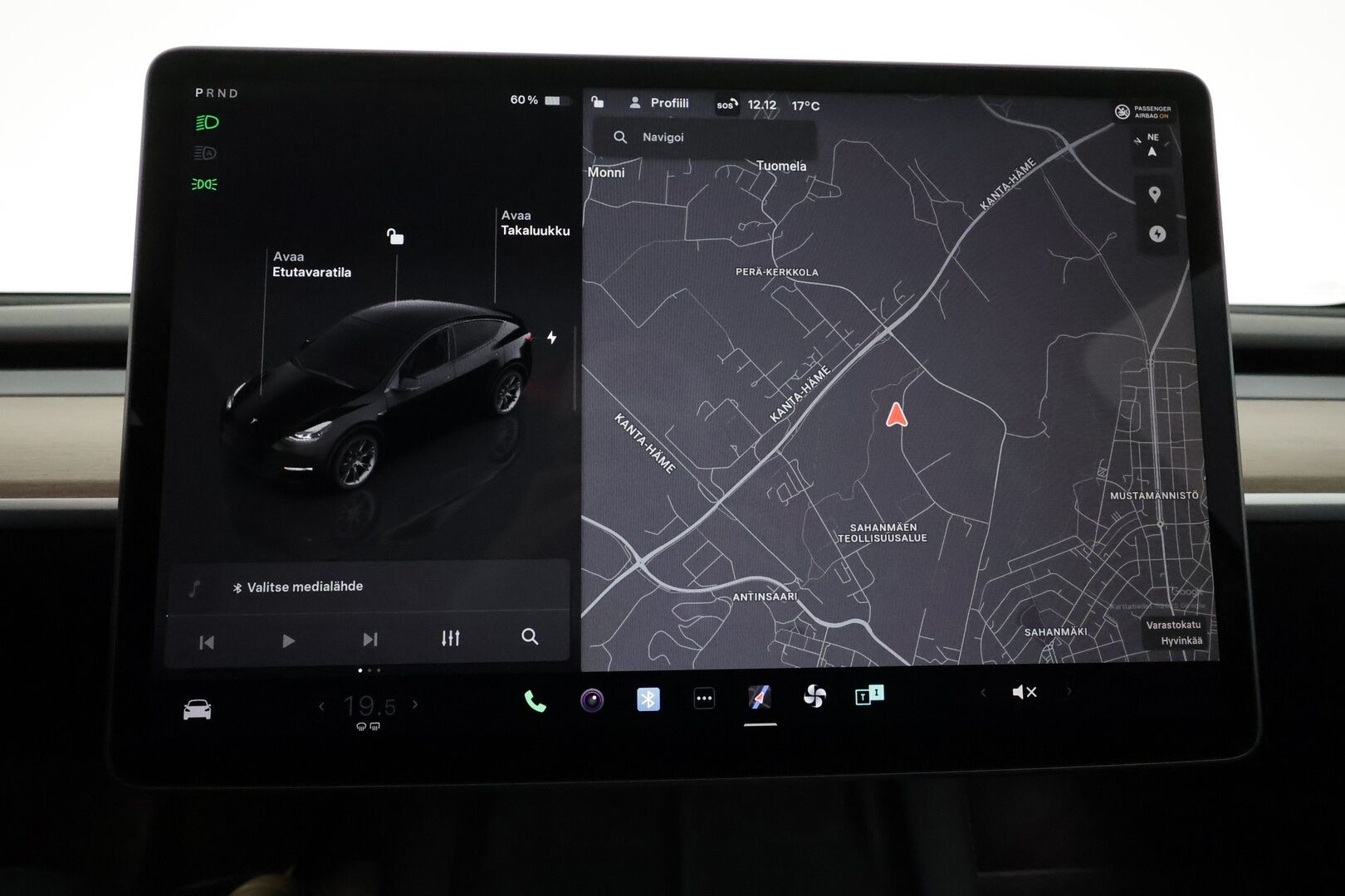 Tesla Model Y 2022 Long Range **FSD / Koukku / Lämpöpumppu / Matrix LED / Lasikatto / Premium Audio / P.kamera** - 3,99 % KORKOTARJOUS TÄHÄN AUTOON - 1-om. Suomi-auto / Kahdet renkaat vanteilla