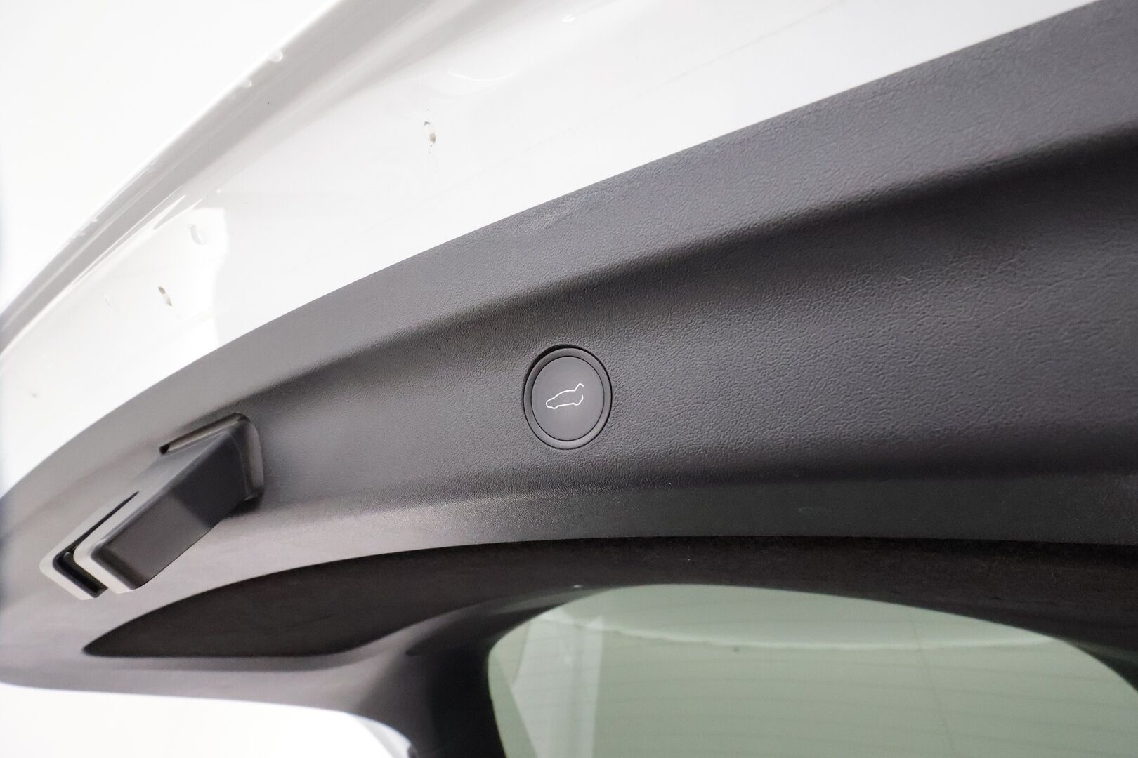 Tesla Model Y 2022 Long Range **Lämpöpumppu / Lasikatto / Matrix-LED / Adapt.Vakkari / P.Kamera / Muistipenkki / Koukku / Navi / Keyless** - 3,99 % KORKOTARJOUS TÄHÄN AUTOON - 1-om Suomi-auto / Kahdet Renkaat