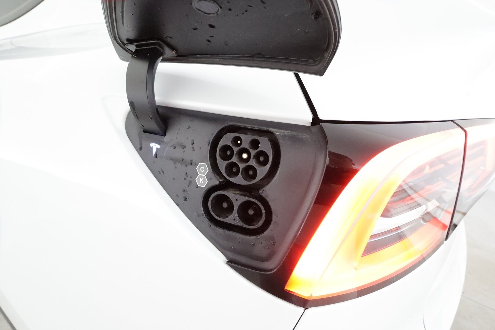 Tesla Model Y 2022 Long Range **Lämpöpumppu / Lasikatto / Matrix-LED / Adapt.Vakkari / P.Kamera / Muistipenkki / Koukku / Navi / Keyless** - 3,99 % KORKOTARJOUS TÄHÄN AUTOON - 1-om Suomi-auto / Kahdet Renkaat