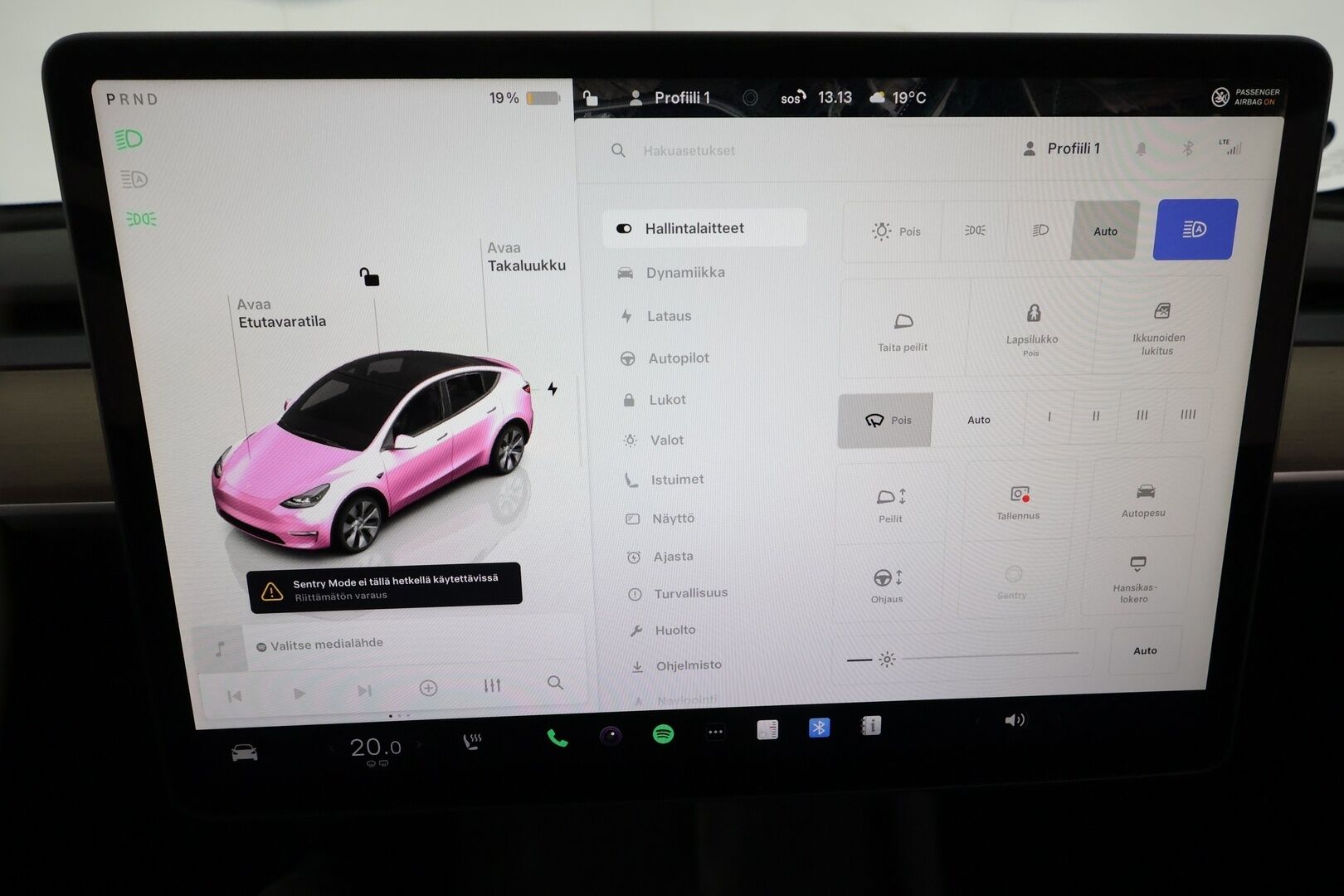 Tesla Model Y 2022 Long Range **Lämpöpumppu / Lasikatto / Matrix-LED / Adapt.Vakkari / P.Kamera / Muistipenkki / Koukku / Navi / Keyless** - 3,99 % KORKOTARJOUS TÄHÄN AUTOON - 1-om Suomi-auto / Kahdet Renkaat