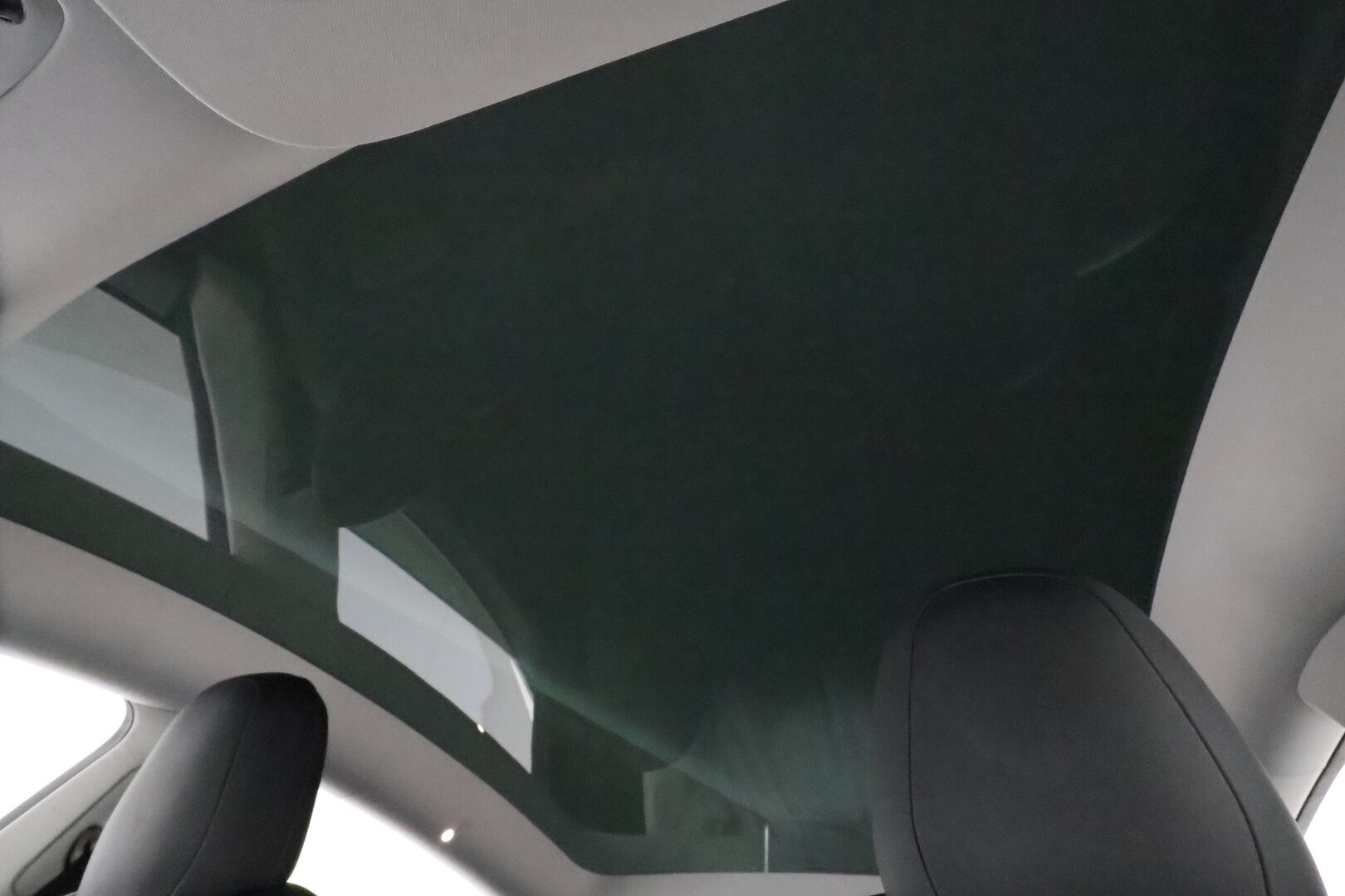 Tesla Model Y 2022 Long Range **Lämpöpumppu / Lasikatto / Matrix-LED / Adapt.Vakkari / P.Kamera / Muistipenkki / Koukku / Navi / Keyless** - 3,99 % KORKOTARJOUS TÄHÄN AUTOON - 1-om Suomi-auto / Kahdet Renkaat