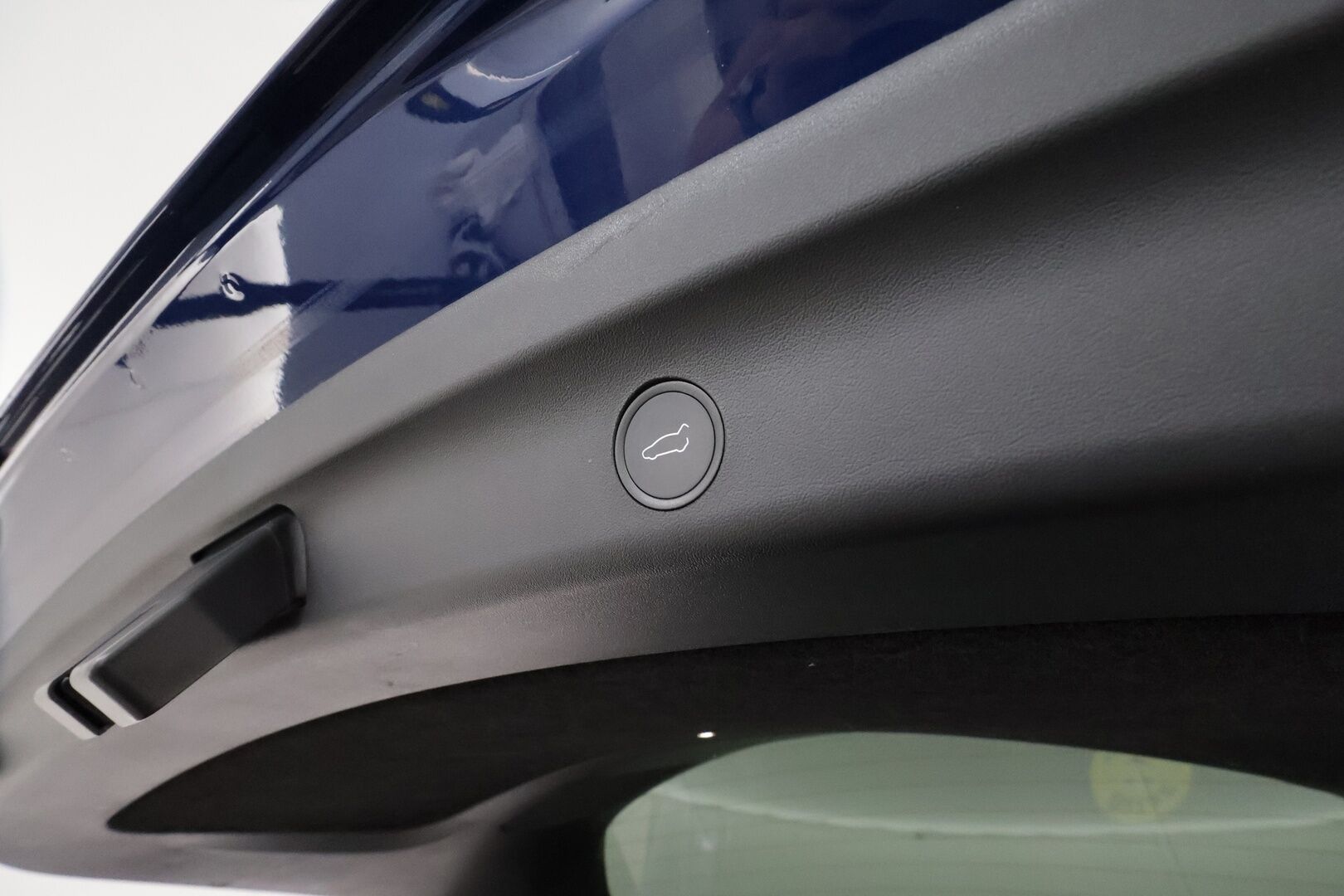 Tesla Model Y 2022 Long Range **Lämpöpumppu / Lasikatto / Matrix-LED / Adapt.Vakkari / P.Kamera / Muistipenkki / Navi / Keyless** - 3,99 % KORKOTARJOUS TÄHÄN AUTOON - 1-om Suomi-auto / 2x Latauskaapelit / Kahdet Renkaat
