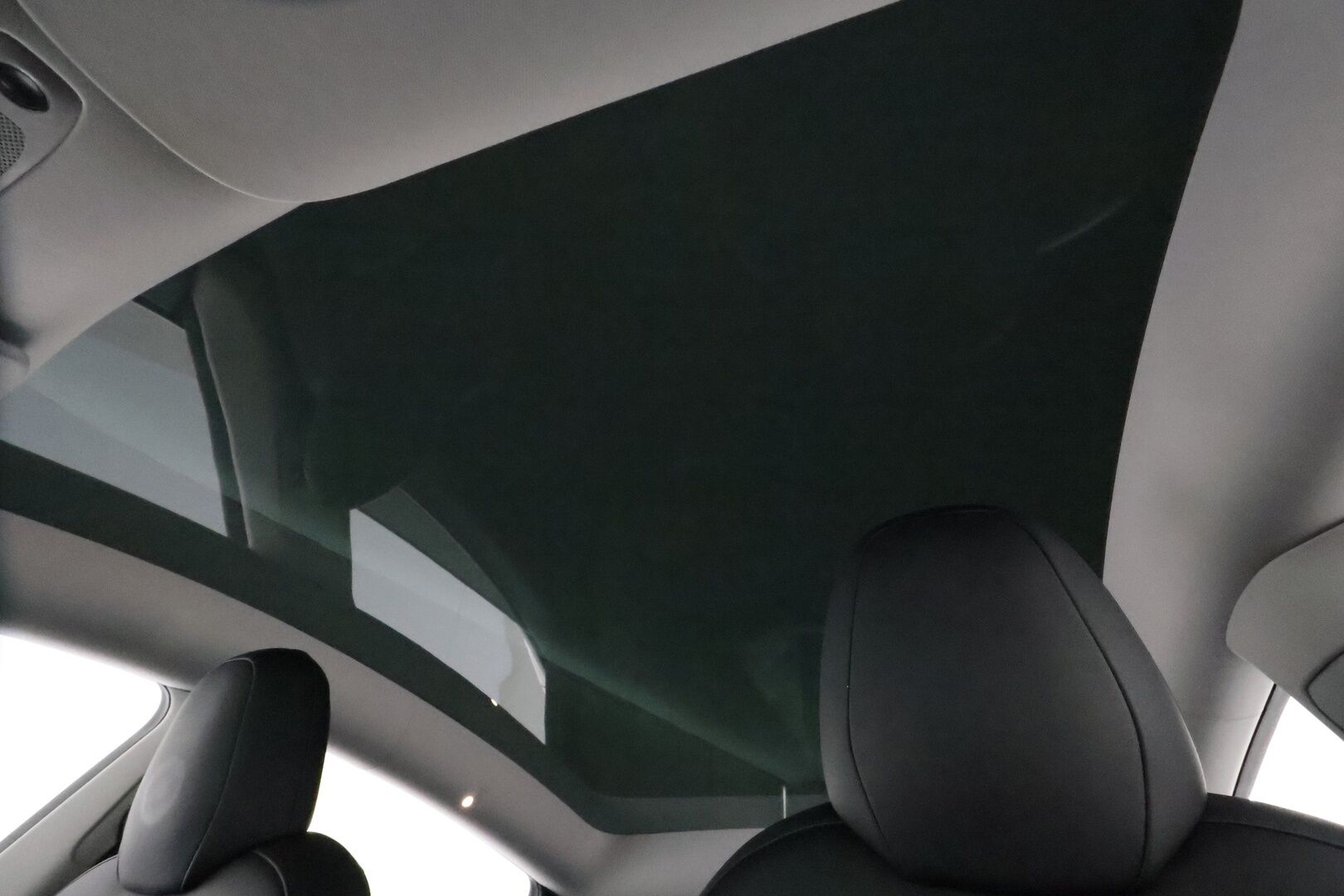 Tesla Model Y 2022 Long Range **Lämpöpumppu / Lasikatto / Matrix-LED / Adapt.Vakkari / P.Kamera / Muistipenkki / Navi / Keyless** - 3,99 % KORKOTARJOUS TÄHÄN AUTOON - 1-om Suomi-auto / 2x Latauskaapelit / Kahdet Renkaat