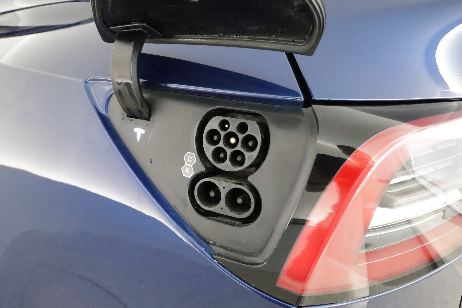 Tesla Model Y 2022 Long Range **Lämpöpumppu / Lasikatto / Matrix-LED / Adapt.Vakkari / P.Kamera / Muistipenkki / Navi / Keyless** - 3,99 % KORKOTARJOUS TÄHÄN AUTOON - 1-om Suomi-auto / 2x Latauskaapelit / Kahdet Renkaat