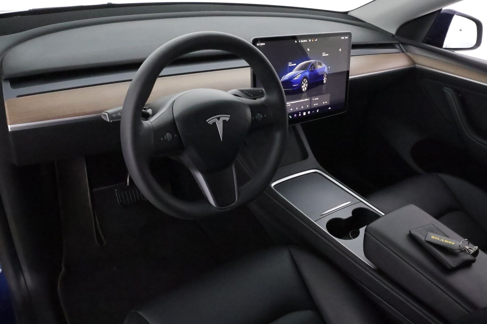 Tesla Model Y 2022 Long Range **Lämpöpumppu / Lasikatto / Matrix-LED / Adapt.Vakkari / P.Kamera / Muistipenkki / Navi / Keyless** - 3,99 % KORKOTARJOUS TÄHÄN AUTOON - 1-om Suomi-auto / 2x Latauskaapelit / Kahdet Renkaat