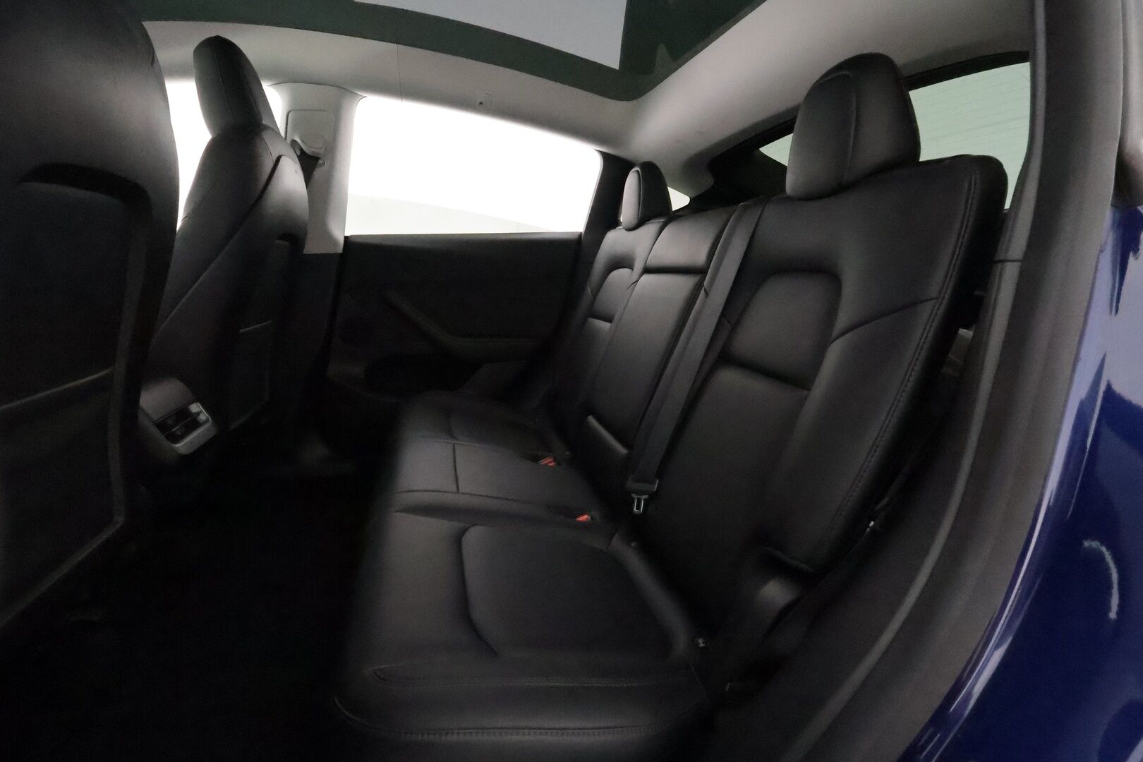 Tesla Model Y 2022 Long Range **Lämpöpumppu / Lasikatto / Matrix-LED / Adapt.Vakkari / P.Kamera / Muistipenkki / Navi / Keyless** - 3,99 % KORKOTARJOUS TÄHÄN AUTOON - 1-om Suomi-auto / 2x Latauskaapelit / Kahdet Renkaat