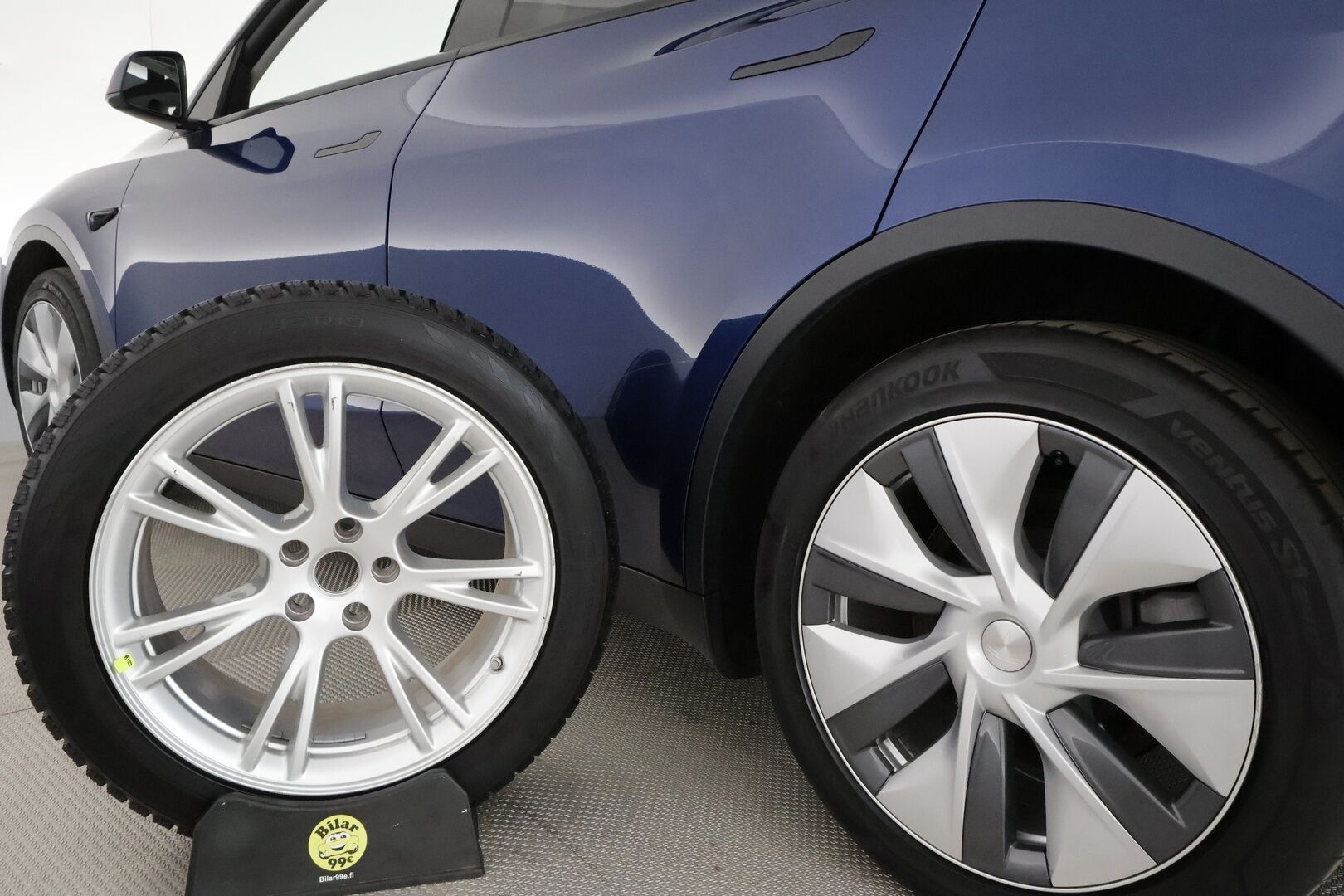 Tesla Model Y 2022 Long Range **Lämpöpumppu / Lasikatto / Matrix-LED / Adapt.Vakkari / P.Kamera / Muistipenkki / Navi / Keyless** - 3,99 % KORKOTARJOUS TÄHÄN AUTOON - 1-om Suomi-auto / 2x Latauskaapelit / Kahdet Renkaat