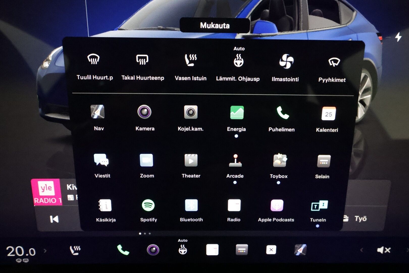 Tesla Model Y 2022 Long Range **Lämpöpumppu / Lasikatto / Matrix-LED / Adapt.Vakkari / P.Kamera / Muistipenkki / Navi / Keyless** - 3,99 % KORKOTARJOUS TÄHÄN AUTOON - 1-om Suomi-auto / 2x Latauskaapelit / Kahdet Renkaat