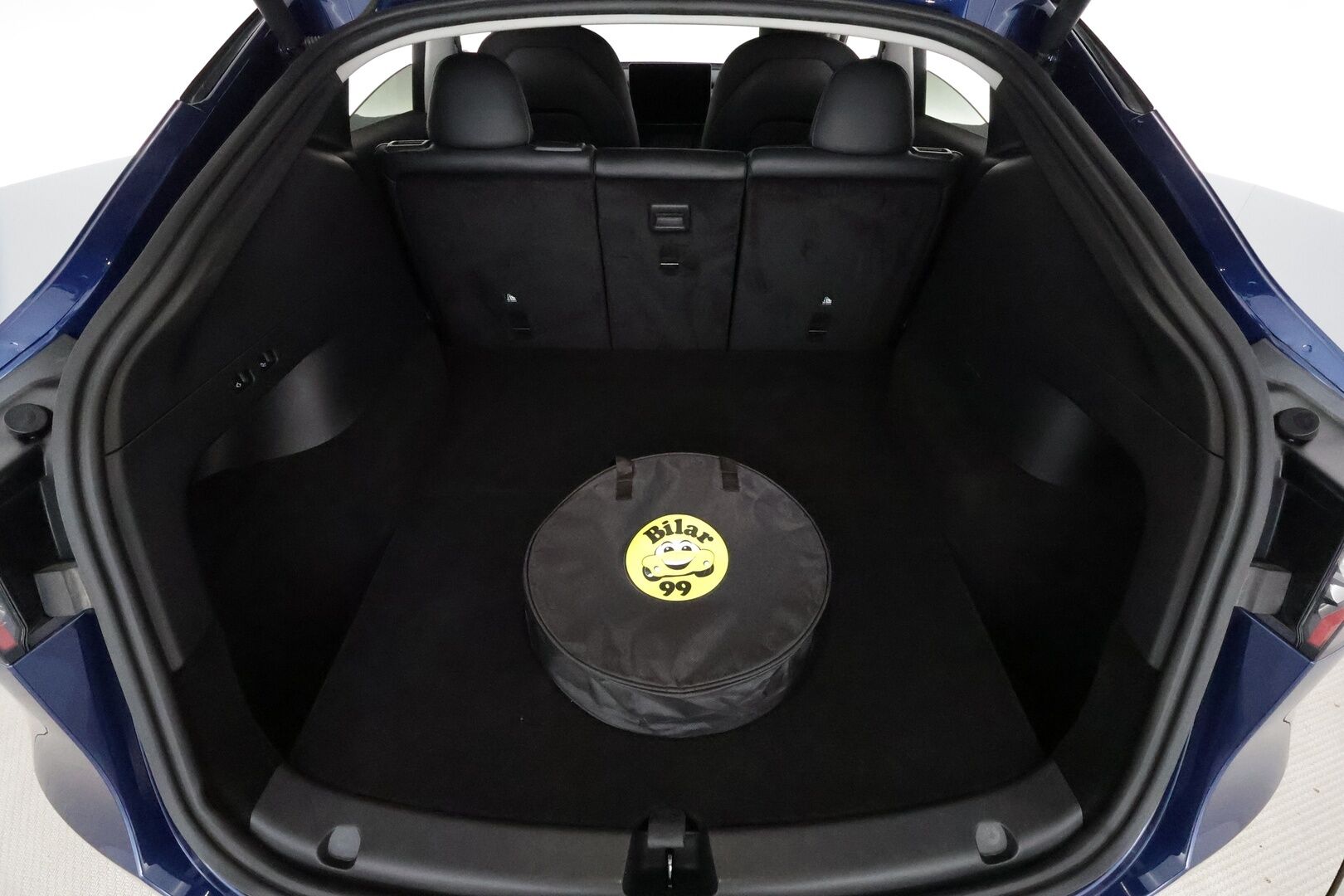 Tesla Model Y 2022 Long Range **Lämpöpumppu / Lasikatto / Matrix-LED / Adapt.Vakkari / P.Kamera / Muistipenkki / Navi / Keyless** - 3,99 % KORKOTARJOUS TÄHÄN AUTOON - 1-om Suomi-auto / 2x Latauskaapelit / Kahdet Renkaat