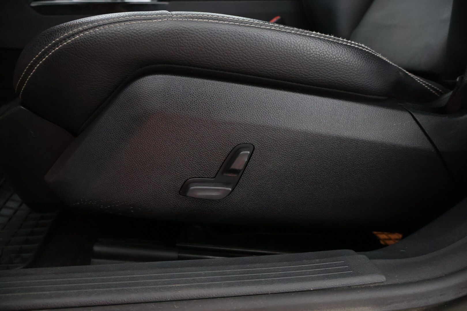 Mercedes-Benz E 2010 200 CGI BE T A Avantgarde * YritysOutlet - Myydään vain yrityksille / Kattoikkuna / Sähkökontti / Nahka-alcantarat / Vakkari * - Tämä auto myydään YritysOutlet -valikoimasta vain yritykselle / Kahdet renkaat alumiinivanteilla! 