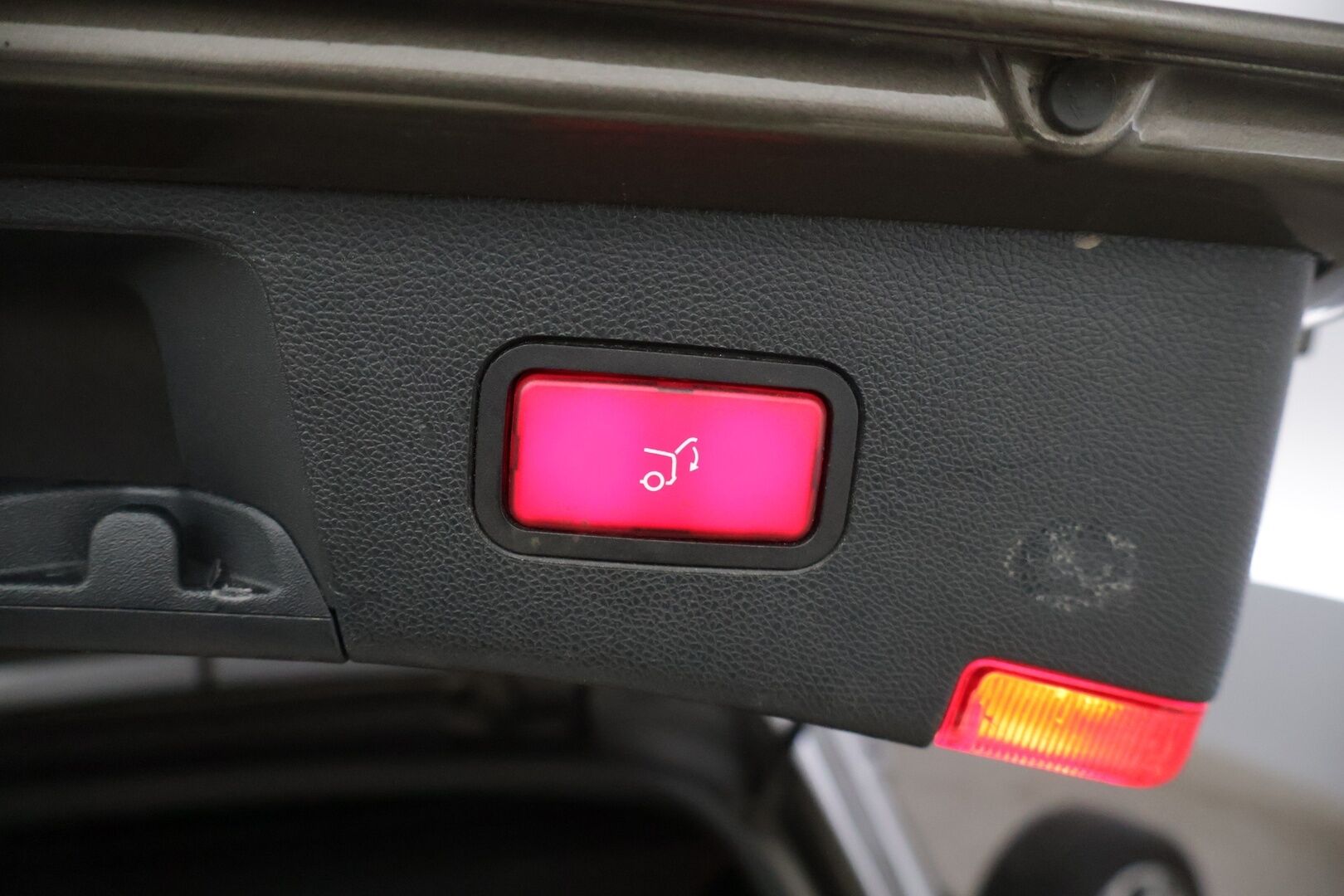 Mercedes-Benz E 2010 200 CGI BE T A Avantgarde * YritysOutlet - Myydään vain yrityksille / Kattoikkuna / Sähkökontti / Nahka-alcantarat / Vakkari * - Tämä auto myydään YritysOutlet -valikoimasta vain yritykselle / Kahdet renkaat alumiinivanteilla! 