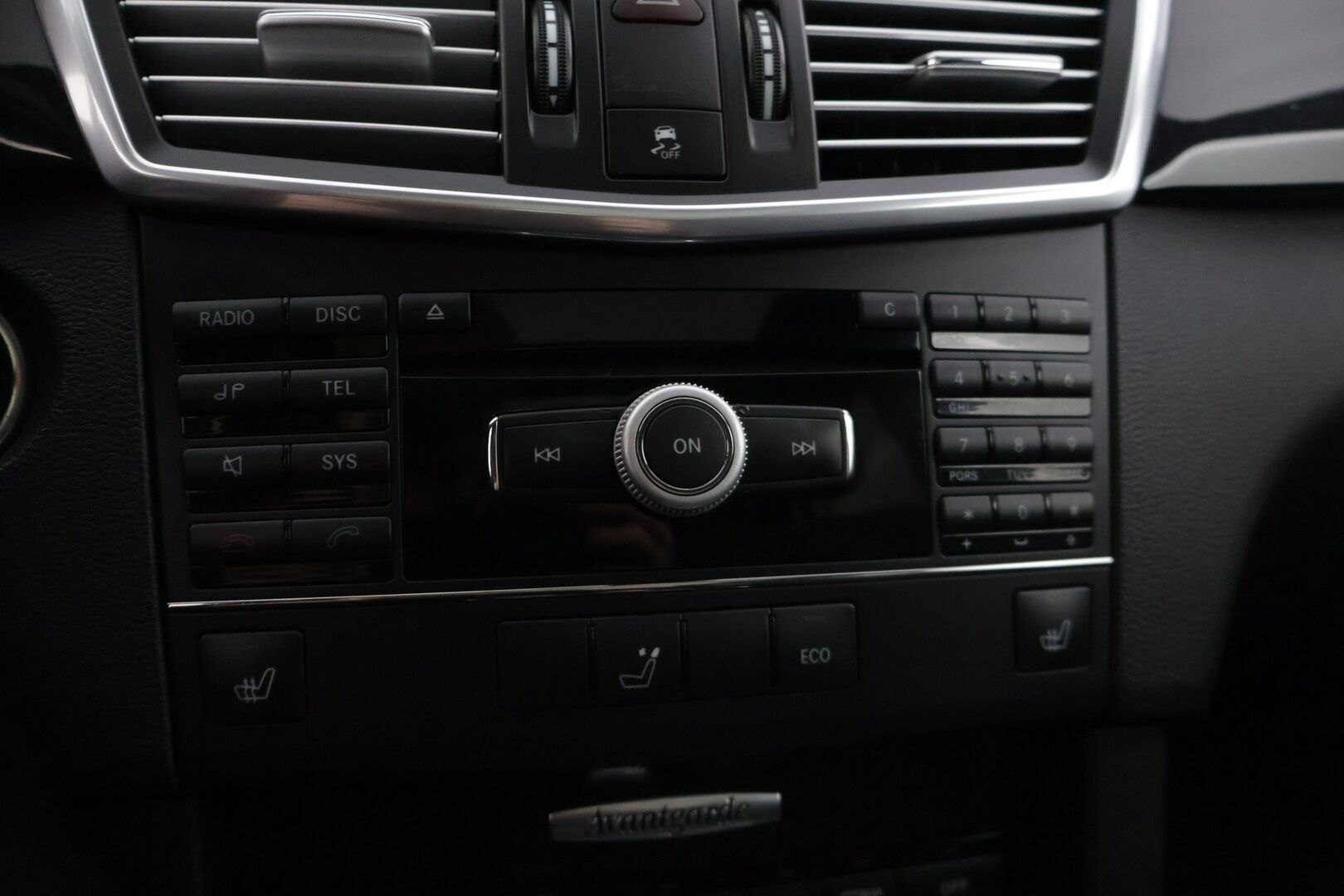 Mercedes-Benz E 2010 200 CGI BE T A Avantgarde * YritysOutlet - Myydään vain yrityksille / Kattoikkuna / Sähkökontti / Nahka-alcantarat / Vakkari * - Tämä auto myydään YritysOutlet -valikoimasta vain yritykselle / Kahdet renkaat alumiinivanteilla! 