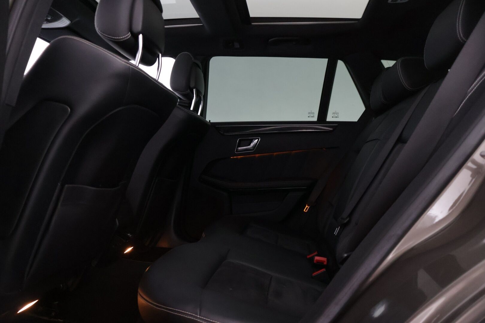 Mercedes-Benz E 2010 200 CGI BE T A Avantgarde * YritysOutlet - Myydään vain yrityksille / Kattoikkuna / Sähkökontti / Nahka-alcantarat / Vakkari * - Tämä auto myydään YritysOutlet -valikoimasta vain yritykselle / Kahdet renkaat alumiinivanteilla! 