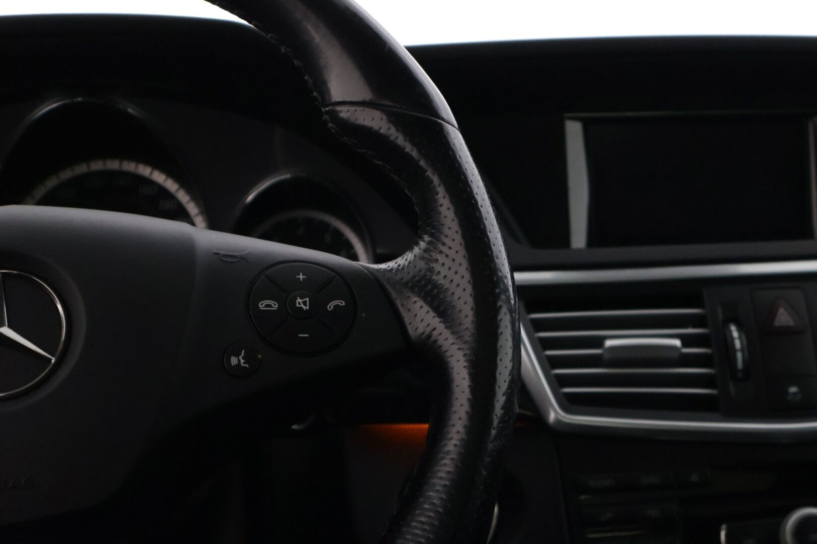 Mercedes-Benz E 2010 200 CGI BE T A Avantgarde * YritysOutlet - Myydään vain yrityksille / Kattoikkuna / Sähkökontti / Nahka-alcantarat / Vakkari * - Tämä auto myydään YritysOutlet -valikoimasta vain yritykselle / Kahdet renkaat alumiinivanteilla! 