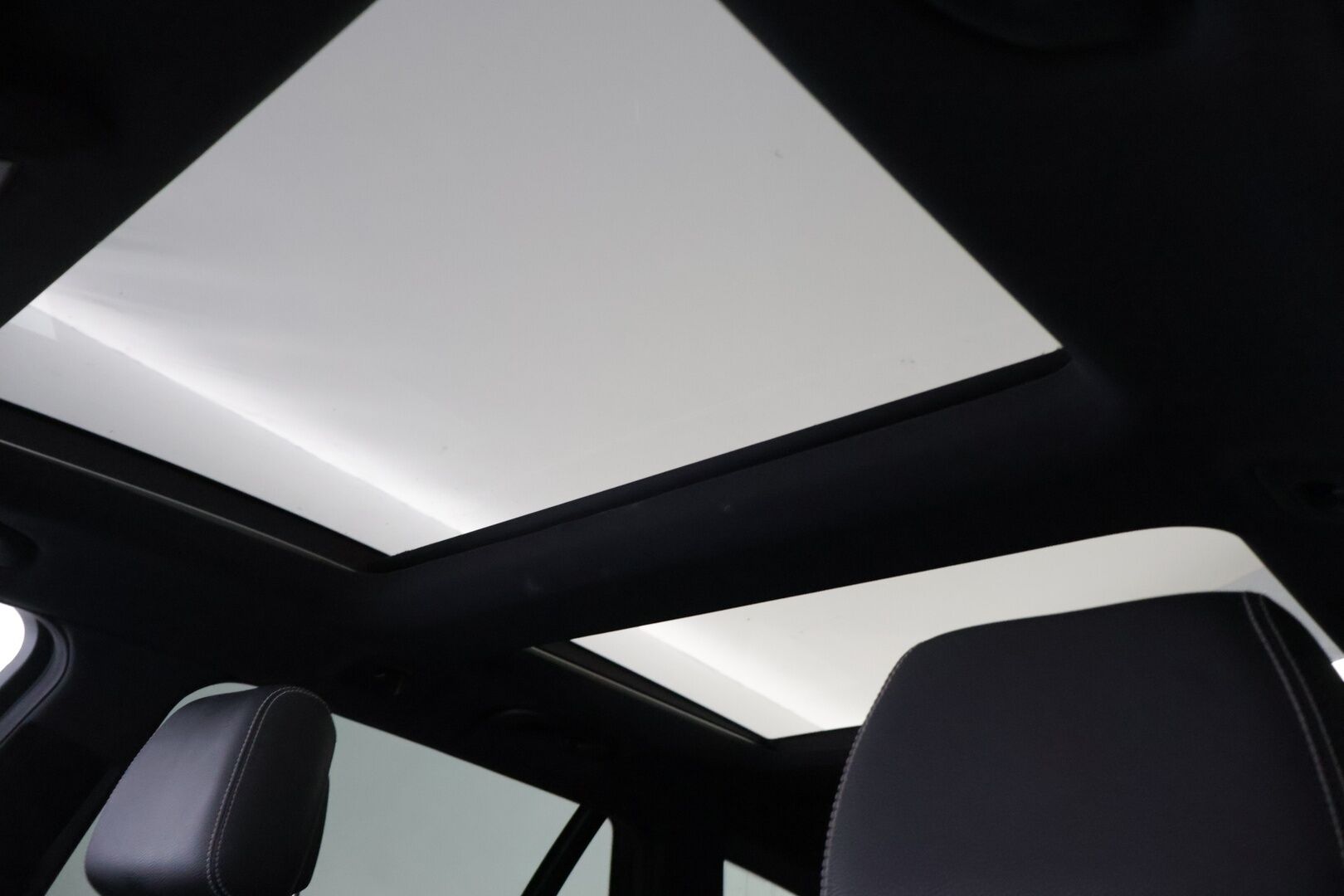 Mercedes-Benz E 2010 200 CGI BE T A Avantgarde * YritysOutlet - Myydään vain yrityksille / Kattoikkuna / Sähkökontti / Nahka-alcantarat / Vakkari * - Tämä auto myydään YritysOutlet -valikoimasta vain yritykselle / Kahdet renkaat alumiinivanteilla! 