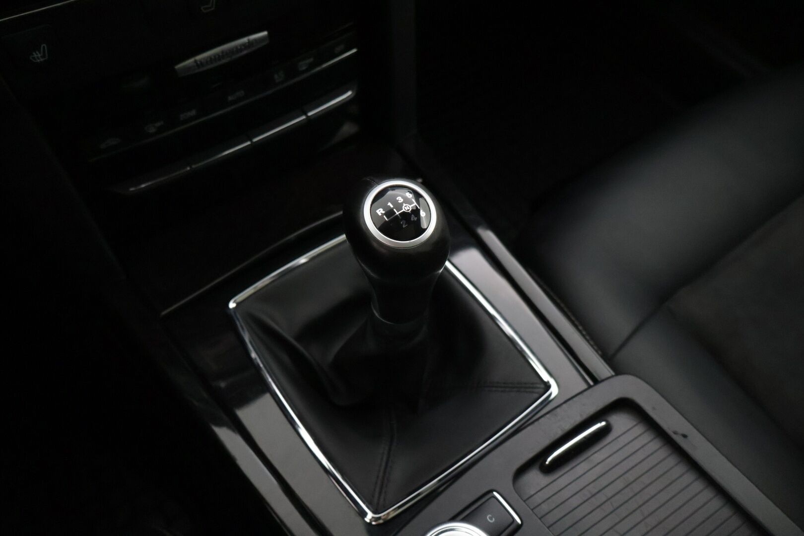 Mercedes-Benz E 2010 200 CGI BE T A Avantgarde * YritysOutlet - Myydään vain yrityksille / Kattoikkuna / Sähkökontti / Nahka-alcantarat / Vakkari * - Tämä auto myydään YritysOutlet -valikoimasta vain yritykselle / Kahdet renkaat alumiinivanteilla! 